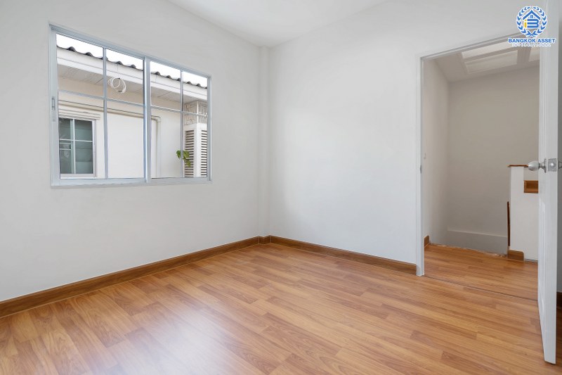 บ้านมือสองตกแต่งใหม่ ม.เดอะวิลล่า ราชพฤกษ์-ท่าอิฐ โซนต้นโครงการ  คุณภาพแบรนด์ Property Perfect  เนื้อที่ 18 ตร.ว. ฟังก์ชั่นครบ! 3 ห้องนอน 2 ห้องน้ำ บนทำเลเยี่ยมเชื่อมต่อทั้งถ.รัตนาธิเบศร์ และถ.ราชพฤกษ์ และเพียง 10 นาที ถึงรถไฟฟ้า สถานีบางรักน้อยท่าอิฐ...