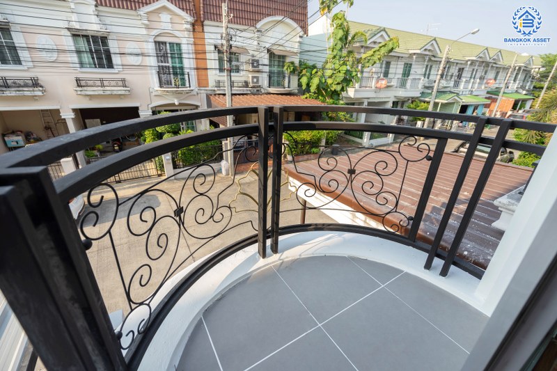 บ้านมือสองตกแต่งใหม่ ม.เดอะวิลล่า ราชพฤกษ์-ท่าอิฐ โซนต้นโครงการ  คุณภาพแบรนด์ Property Perfect  เนื้อที่ 18 ตร.ว. ฟังก์ชั่นครบ! 3 ห้องนอน 2 ห้องน้ำ บนทำเลเยี่ยมเชื่อมต่อทั้งถ.รัตนาธิเบศร์ และถ.ราชพฤกษ์ และเพียง 10 นาที ถึงรถไฟฟ้า สถานีบางรักน้อยท่าอิฐ...