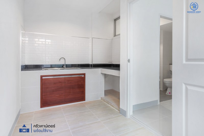 บ้านมือสองตกแต่งใหม่ ม.เดอะวิลล่า ราชพฤกษ์-ท่าอิฐ โซนต้นโครงการ  คุณภาพแบรนด์ Property Perfect  เนื้อที่ 18 ตร.ว. ฟังก์ชั่นครบ! 3 ห้องนอน 2 ห้องน้ำ บนทำเลเยี่ยมเชื่อมต่อทั้งถ.รัตนาธิเบศร์ และถ.ราชพฤกษ์ และเพียง 10 นาที ถึงรถไฟฟ้า สถานีบางรักน้อยท่าอิฐ...