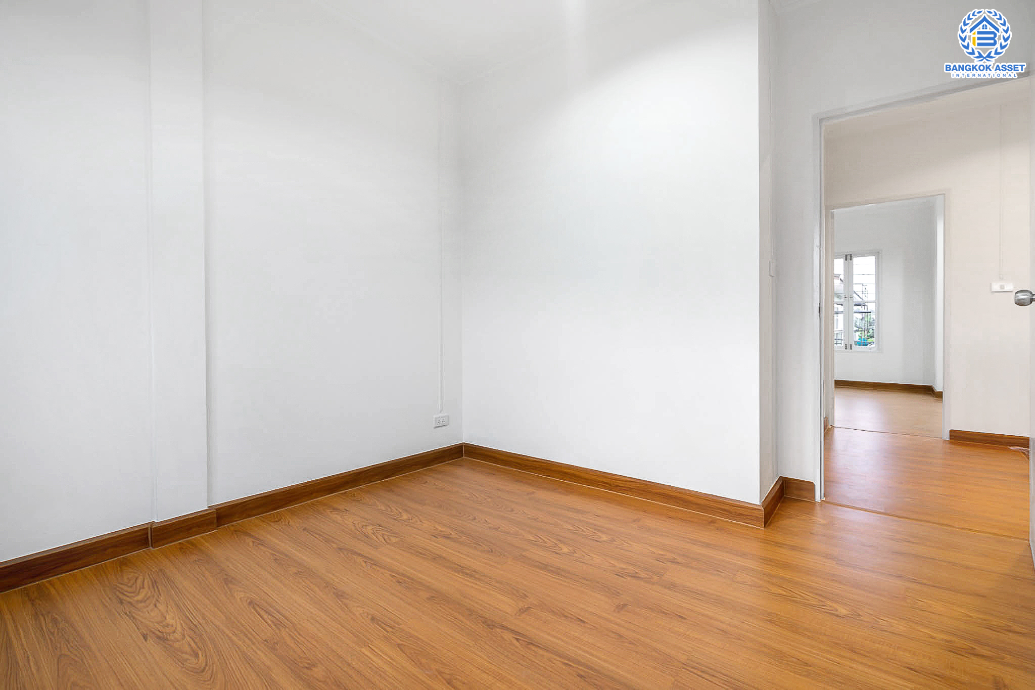 บ้านมือสองตกแต่งใหม่ หลังใหญ่พร้อมอยู่ เนื้อที่ 24.6 ตร.ว. ม.บุศรินทร์ วงแหวน (บ้านกล้วย-ไทรน้อย) คุณภาพแบรนด์ L&H ฟังก์ชั่นครบ 3 ห้องนอน 2 ห้องน้ำ ตอบโจทย์ทุกการอยู่อาศัย บนทำเลคุณภาพ! ใกล้เซ็นทรัลเวสต์เกต และ เพียง 10 นาทีถึงรถไฟฟ้า "สถานีคลองบางไผ่"...