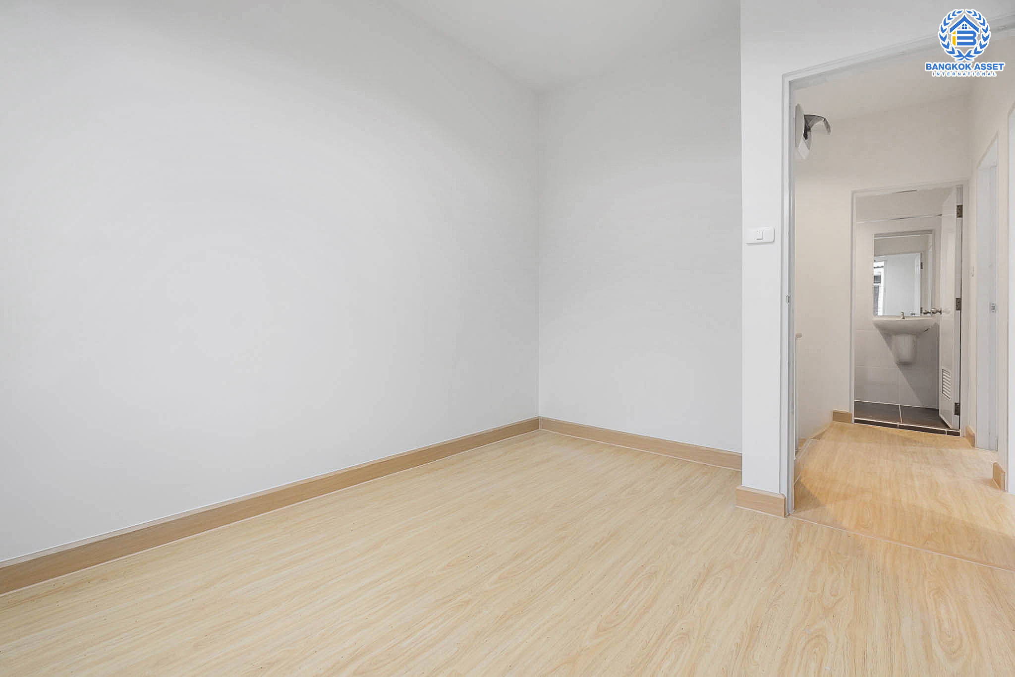 บ้านมือสองตกแต่งใหม่ ม.เดอะคัลเลอร์ เฟส 2 ติวานนท์-แจ้งวัฒนะ ตรงข้ามตลาดดวงแก้ว สุดคุ้ม! กับบ้านพร้อมอยู่ เนื้อที่ 17.5 ตร.ว. ดีไซน์ทันสมัย ภายในกว้างขวาง ฟังก์ชั่นครบ! 3นอน 2น้ำ มีครัวเคาน์เตอร์ หน้าโครงการติด ถ.ติวานนท์ ใกล้รถไฟฟ้าสายสีชมพู ,เมืองทองธานี และจุดขึ้นทางด่วน "แจ้งวัฒนะ"