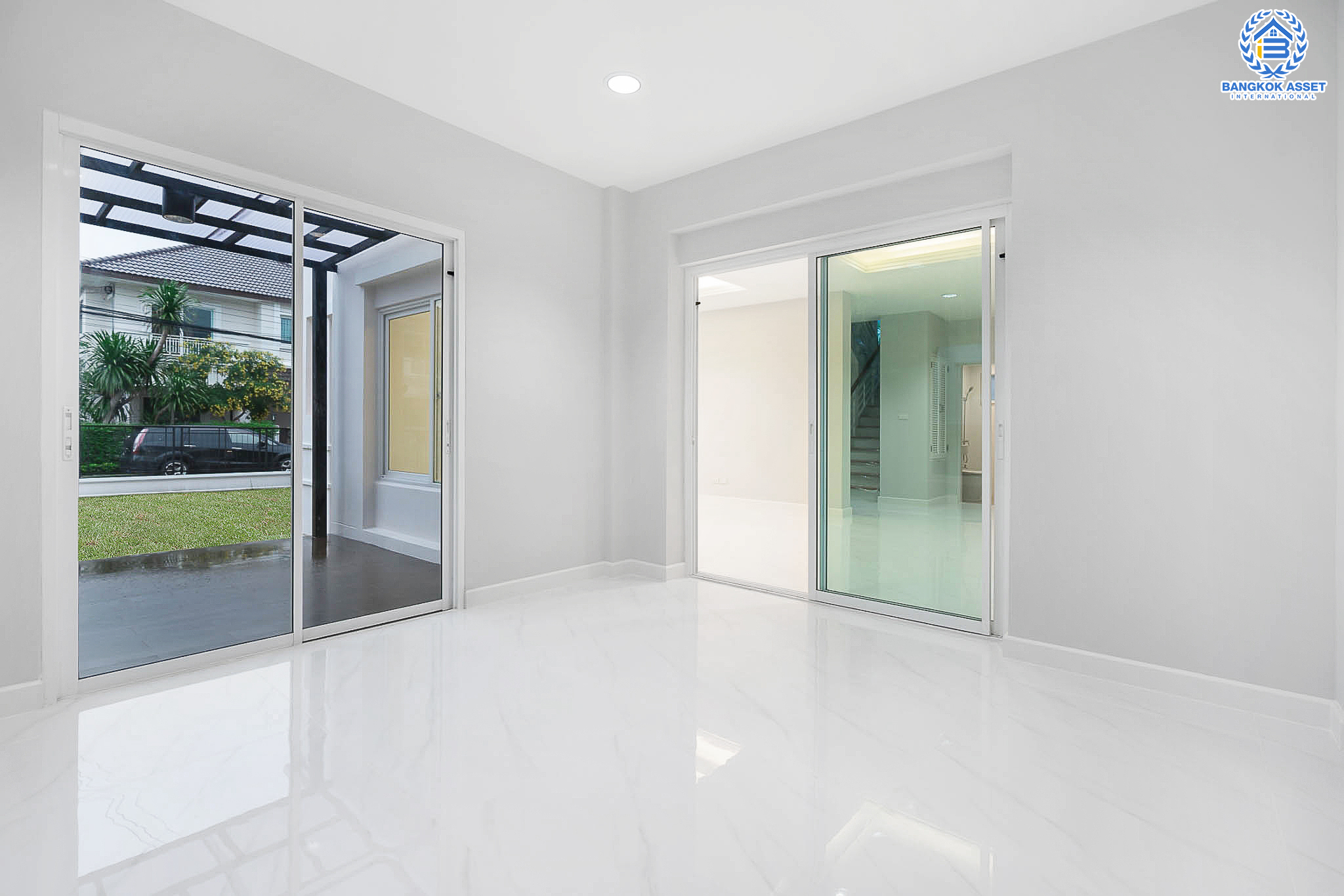 บ้านมือสองตกแต่งใหม่ คุณภาพแบรนด์ AP ม.เดอะเซนโทร รัตนาธิเบศร์-ราชพฤกษ์ บ้านสวย ถนนเมน ตอบโจทย์ครอบครัวขยาย เนื้อที่ 77.5 ตร.ว. ฟังก์ชั่นจัดเต็ม 3 ห้องนอน 3 ห้องน้ำ 4 ที่จอดรถ บนทำเลศักยภาพ เชื่อมต่อหลายเส้นทางทั้ง ถ.ราชพฤกษ์ ,ถ.รัตนาธิเบศร์ และถ.กาญจนาภิเษก และเพียง 4 นาทีถึงรถไฟฟ้าสถานี "บางพลู"