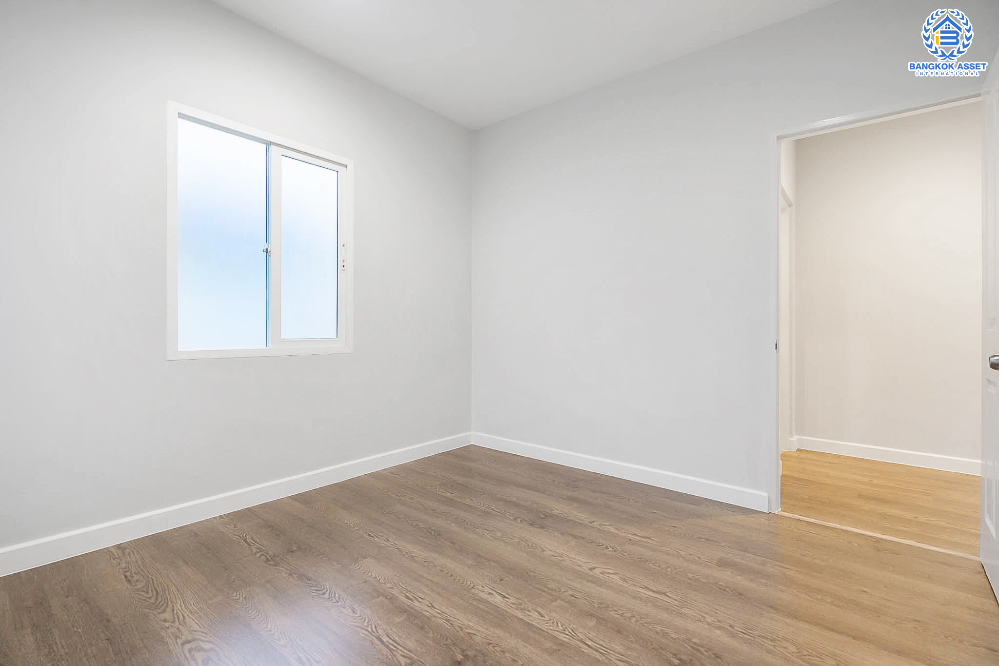 บ้านมือสองตกแต่งใหม่ คุณภาพแบรนด์ AP ม.เดอะเซนโทร รัตนาธิเบศร์-ราชพฤกษ์ บ้านสวย ถนนเมน ตอบโจทย์ครอบครัวขยาย เนื้อที่ 77.5 ตร.ว. ฟังก์ชั่นจัดเต็ม 3 ห้องนอน 3 ห้องน้ำ 4 ที่จอดรถ บนทำเลศักยภาพ เชื่อมต่อหลายเส้นทางทั้ง ถ.ราชพฤกษ์ ,ถ.รัตนาธิเบศร์ และถ.กาญจนาภิเษก และเพียง 4 นาทีถึงรถไฟฟ้าสถานี "บางพลู"