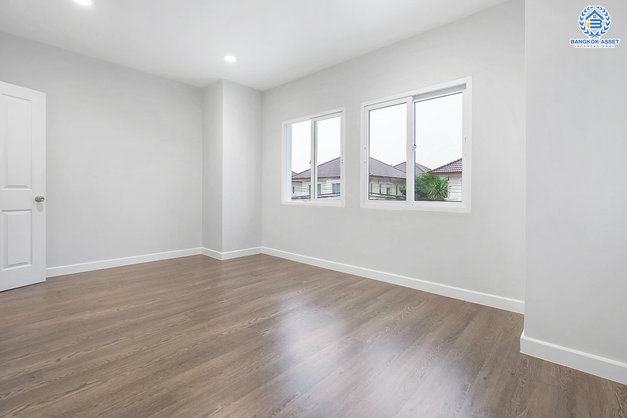 บ้านมือสองตกแต่งใหม่ คุณภาพแบรนด์ AP ม.เดอะเซนโทร รัตนาธิเบศร์-ราชพฤกษ์ บ้านสวย ถนนเมน ตอบโจทย์ครอบครัวขยาย เนื้อที่ 77.5 ตร.ว. ฟังก์ชั่นจัดเต็ม 3 ห้องนอน 3 ห้องน้ำ 4 ที่จอดรถ บนทำเลศักยภาพ เชื่อมต่อหลายเส้นทางทั้ง ถ.ราชพฤกษ์ ,ถ.รัตนาธิเบศร์ และถ.กาญจนาภิเษก และเพียง 4 นาทีถึงรถไฟฟ้าสถานี "บางพลู"