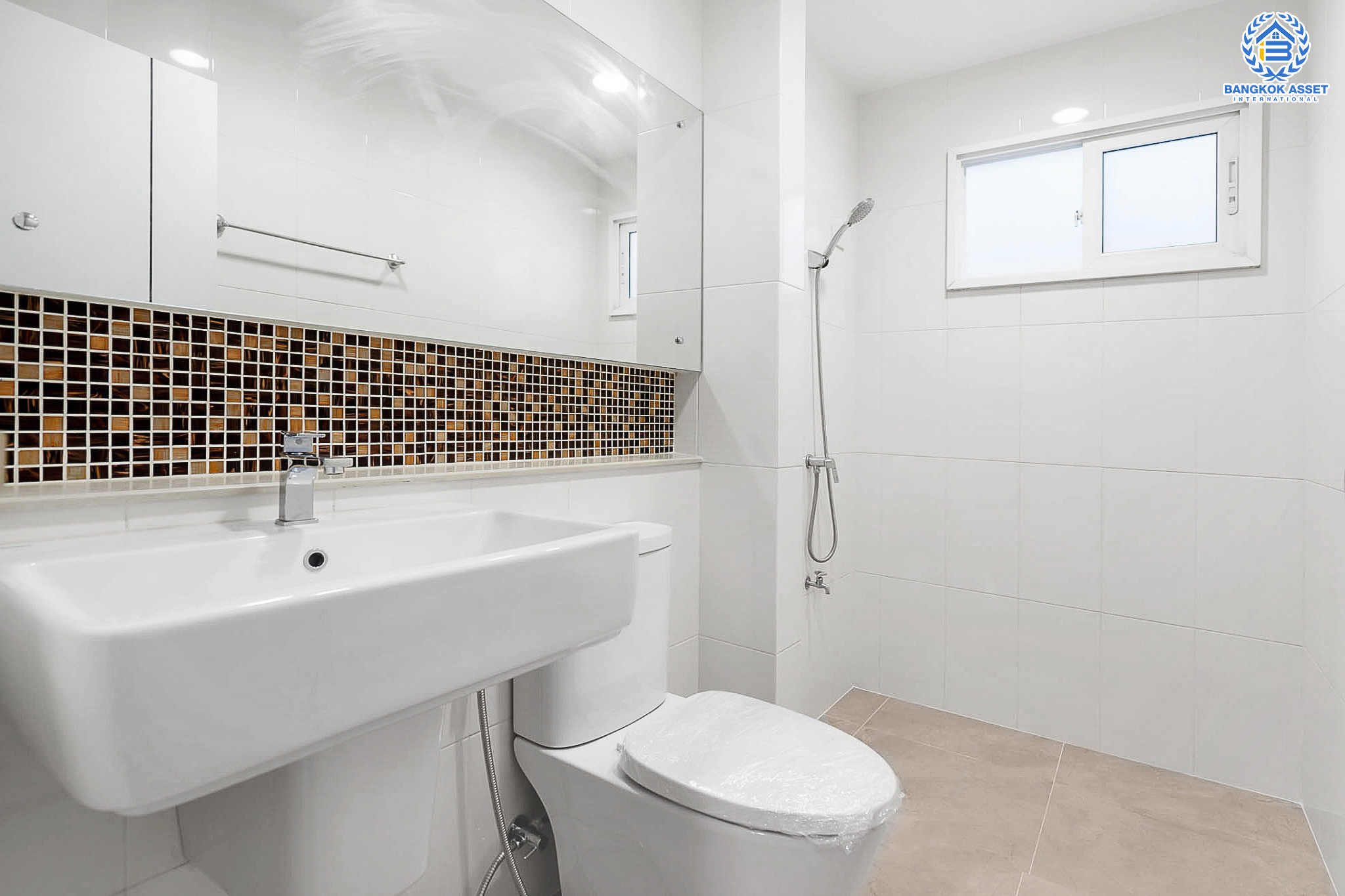 บ้านมือสองตกแต่งใหม่ คุณภาพแบรนด์ AP ม.เดอะเซนโทร รัตนาธิเบศร์-ราชพฤกษ์ บ้านสวย ถนนเมน ตอบโจทย์ครอบครัวขยาย เนื้อที่ 77.5 ตร.ว. ฟังก์ชั่นจัดเต็ม 3 ห้องนอน 3 ห้องน้ำ 4 ที่จอดรถ บนทำเลศักยภาพ เชื่อมต่อหลายเส้นทางทั้ง ถ.ราชพฤกษ์ ,ถ.รัตนาธิเบศร์ และถ.กาญจนาภิเษก และเพียง 4 นาทีถึงรถไฟฟ้าสถานี "บางพลู"