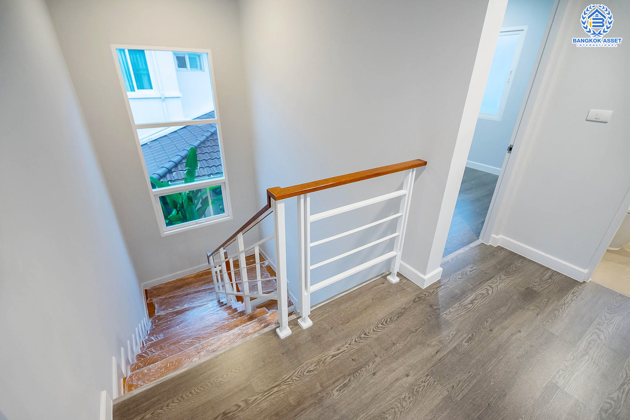 บ้านมือสองตกแต่งใหม่ คุณภาพแบรนด์ AP ม.เดอะเซนโทร รัตนาธิเบศร์-ราชพฤกษ์ บ้านสวย ถนนเมน ตอบโจทย์ครอบครัวขยาย เนื้อที่ 77.5 ตร.ว. ฟังก์ชั่นจัดเต็ม 3 ห้องนอน 3 ห้องน้ำ 4 ที่จอดรถ บนทำเลศักยภาพ เชื่อมต่อหลายเส้นทางทั้ง ถ.ราชพฤกษ์ ,ถ.รัตนาธิเบศร์ และถ.กาญจนาภิเษก และเพียง 4 นาทีถึงรถไฟฟ้าสถานี "บางพลู"