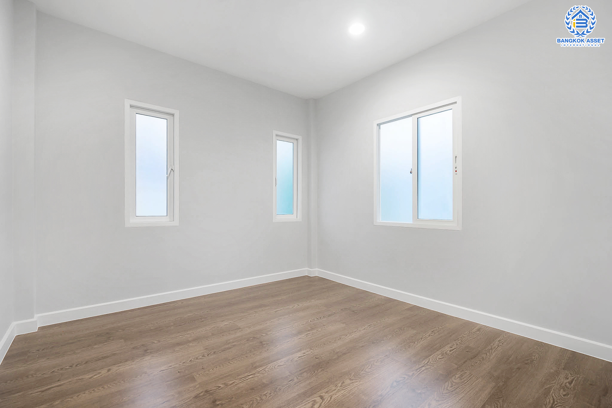 บ้านมือสองตกแต่งใหม่ คุณภาพแบรนด์ AP ม.เดอะเซนโทร รัตนาธิเบศร์-ราชพฤกษ์ บ้านสวย ถนนเมน ตอบโจทย์ครอบครัวขยาย เนื้อที่ 77.5 ตร.ว. ฟังก์ชั่นจัดเต็ม 3 ห้องนอน 3 ห้องน้ำ 4 ที่จอดรถ บนทำเลศักยภาพ เชื่อมต่อหลายเส้นทางทั้ง ถ.ราชพฤกษ์ ,ถ.รัตนาธิเบศร์ และถ.กาญจนาภิเษก และเพียง 4 นาทีถึงรถไฟฟ้าสถานี "บางพลู"