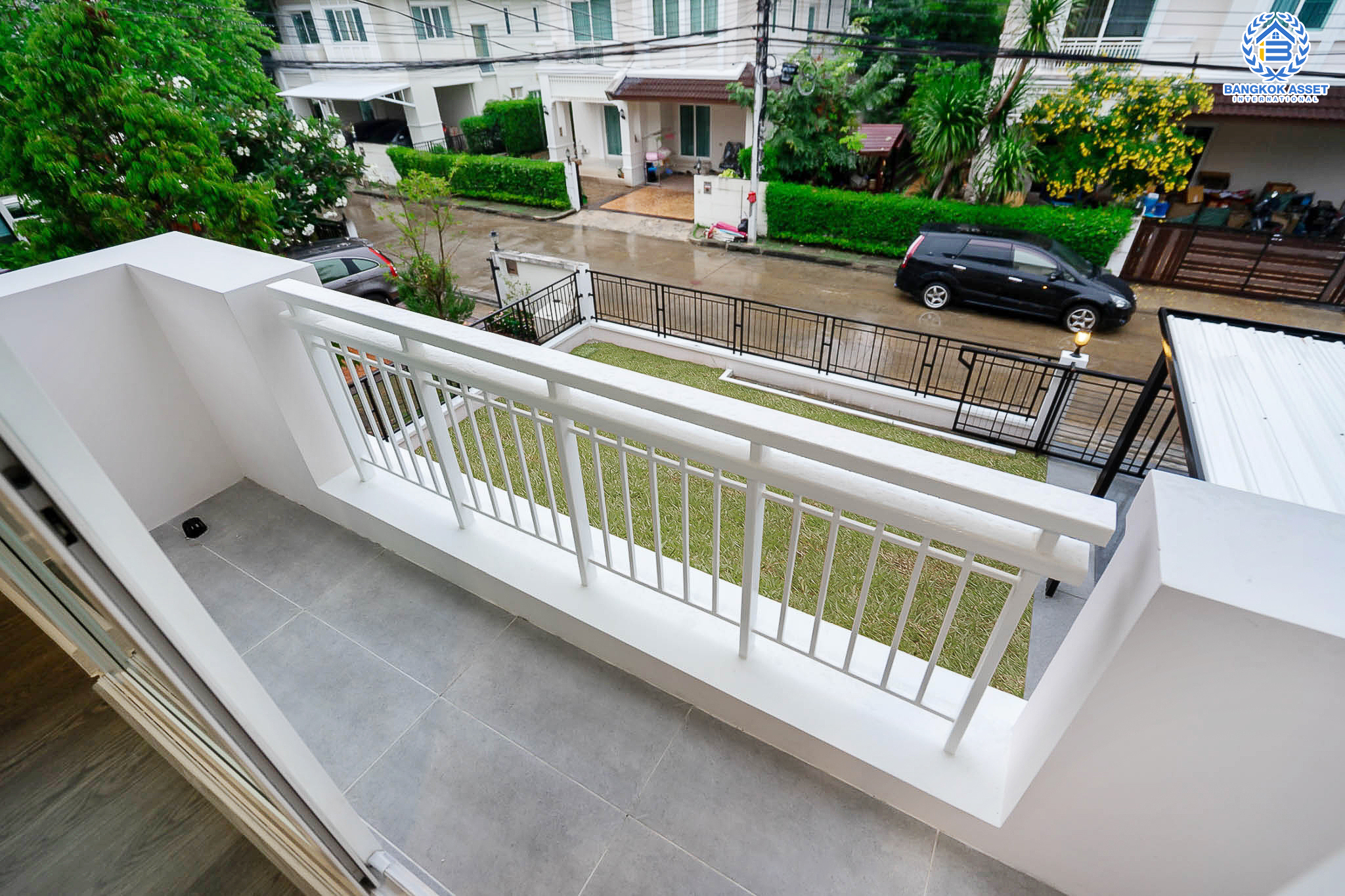 บ้านมือสองตกแต่งใหม่ คุณภาพแบรนด์ AP ม.เดอะเซนโทร รัตนาธิเบศร์-ราชพฤกษ์ บ้านสวย ถนนเมน ตอบโจทย์ครอบครัวขยาย เนื้อที่ 77.5 ตร.ว. ฟังก์ชั่นจัดเต็ม 3 ห้องนอน 3 ห้องน้ำ 4 ที่จอดรถ บนทำเลศักยภาพ เชื่อมต่อหลายเส้นทางทั้ง ถ.ราชพฤกษ์ ,ถ.รัตนาธิเบศร์ และถ.กาญจนาภิเษก และเพียง 4 นาทีถึงรถไฟฟ้าสถานี "บางพลู"