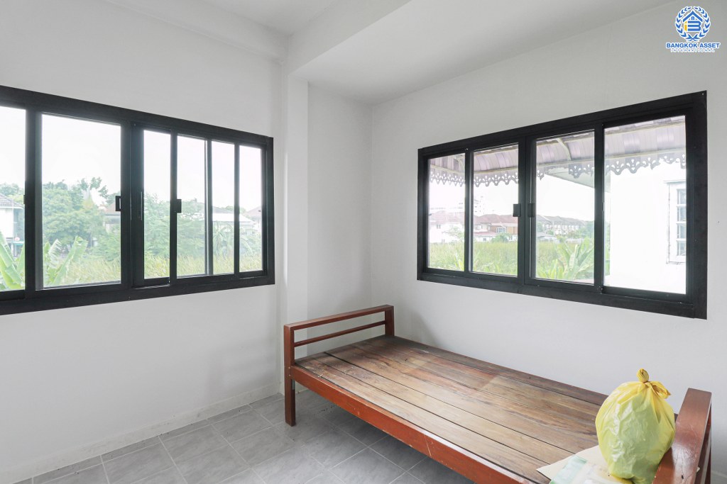 บ้านแฝดมือสองนนทบุรี ถนนเมน! ม.นนทรีปาร์ค รัตนาธิเบศร์-ไทรม้า เนื้อที่ 38 ตร.ว. ฟังก์ชั่น 3 ห้องนอน มีครัวเคาน์เตอร์ บนทำเลโซนเมือง ใจกลาง 2 เซ็นทรัลฯ ใกล้รถไฟฟ้า (สถานีไทรม้า) ราคาพิเศษ!...