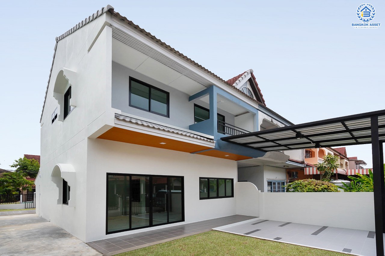 บ้านมือสองตกแต่งใหม่ บนทำเลดีที่สุด! หน้าโครงการติด MRT "สถานีไทรม้า" ม.ซื่อตรง พระนั่งเกล้า-ท่าอิฐ บ้านหลังใหญ่ราวกับได้บ้านเดี่ยว เนื้อที่ 49 ตร.ว. ฟังก์ชั่น 3 ห้องนอน 2 ห้องน้ำ 2 ที่จอดรถ ภายในโปร่ง กว้าง ทำเลใกล้เซ็นทรัลรัตนาธิเบศร์ และทางด่วนงามวงศ์วาน