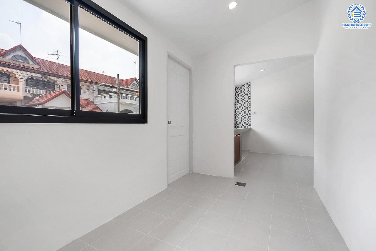 บ้านมือสองตกแต่งใหม่ บนทำเลดีที่สุด! หน้าโครงการติด MRT "สถานีไทรม้า" ม.ซื่อตรง พระนั่งเกล้า-ท่าอิฐ บ้านหลังใหญ่ราวกับได้บ้านเดี่ยว เนื้อที่ 49 ตร.ว. ฟังก์ชั่น 3 ห้องนอน 2 ห้องน้ำ 2 ที่จอดรถ ภายในโปร่ง กว้าง ทำเลใกล้เซ็นทรัลรัตนาธิเบศร์ และทางด่วนงามวงศ์วาน