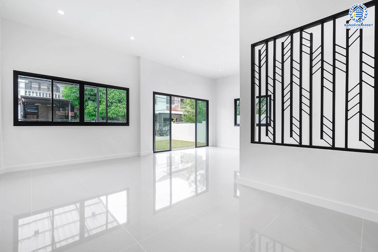 บ้านมือสองตกแต่งใหม่ บนทำเลดีที่สุด! หน้าโครงการติด MRT "สถานีไทรม้า" ม.ซื่อตรง พระนั่งเกล้า-ท่าอิฐ บ้านหลังใหญ่ราวกับได้บ้านเดี่ยว เนื้อที่ 49 ตร.ว. ฟังก์ชั่น 3 ห้องนอน 2 ห้องน้ำ 2 ที่จอดรถ ภายในโปร่ง กว้าง ทำเลใกล้เซ็นทรัลรัตนาธิเบศร์ และทางด่วนงามวงศ์วาน