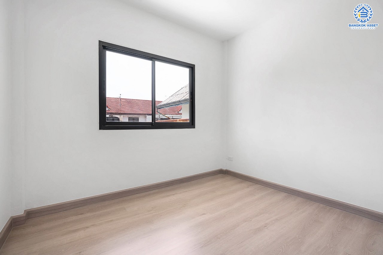 บ้านมือสองตกแต่งใหม่ บนทำเลดีที่สุด! หน้าโครงการติด MRT "สถานีไทรม้า" ม.ซื่อตรง พระนั่งเกล้า-ท่าอิฐ บ้านหลังใหญ่ราวกับได้บ้านเดี่ยว เนื้อที่ 49 ตร.ว. ฟังก์ชั่น 3 ห้องนอน 2 ห้องน้ำ 2 ที่จอดรถ ภายในโปร่ง กว้าง ทำเลใกล้เซ็นทรัลรัตนาธิเบศร์ และทางด่วนงามวงศ์วาน