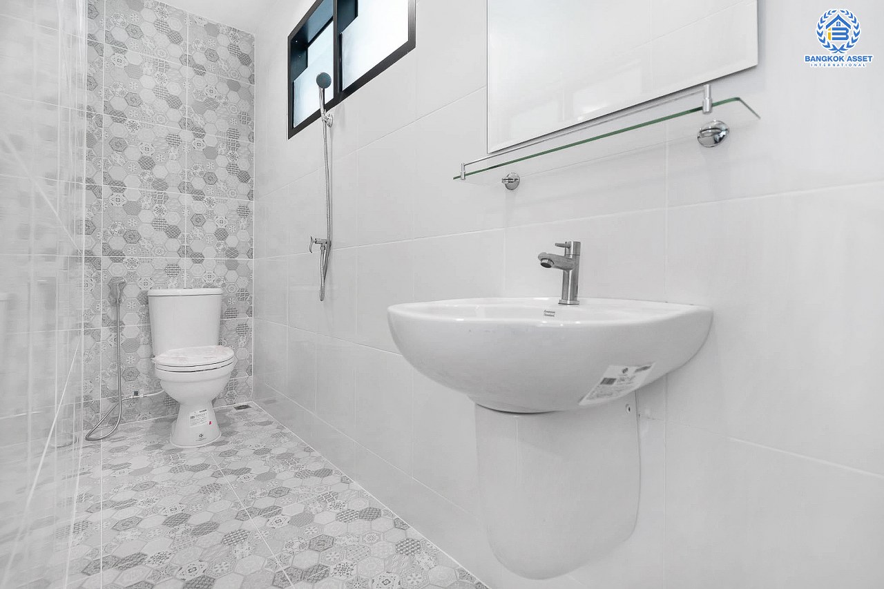 บ้านมือสองตกแต่งใหม่ บนทำเลดีที่สุด! หน้าโครงการติด MRT "สถานีไทรม้า" ม.ซื่อตรง พระนั่งเกล้า-ท่าอิฐ บ้านหลังใหญ่ราวกับได้บ้านเดี่ยว เนื้อที่ 49 ตร.ว. ฟังก์ชั่น 3 ห้องนอน 2 ห้องน้ำ 2 ที่จอดรถ ภายในโปร่ง กว้าง ทำเลใกล้เซ็นทรัลรัตนาธิเบศร์ และทางด่วนงามวงศ์วาน