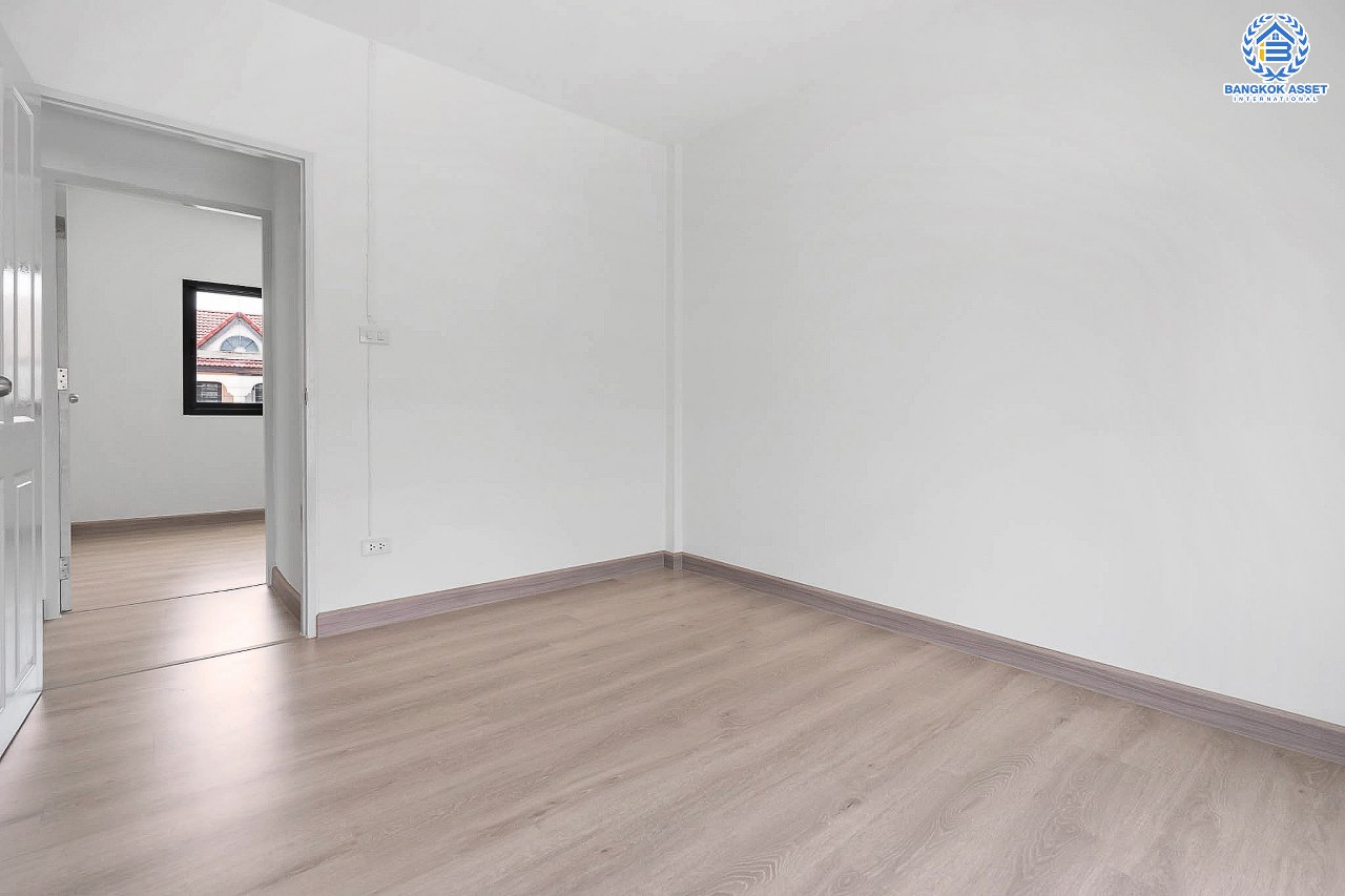 บ้านมือสองตกแต่งใหม่ บนทำเลดีที่สุด! หน้าโครงการติด MRT "สถานีไทรม้า" ม.ซื่อตรง พระนั่งเกล้า-ท่าอิฐ บ้านหลังใหญ่ราวกับได้บ้านเดี่ยว เนื้อที่ 49 ตร.ว. ฟังก์ชั่น 3 ห้องนอน 2 ห้องน้ำ 2 ที่จอดรถ ภายในโปร่ง กว้าง ทำเลใกล้เซ็นทรัลรัตนาธิเบศร์ และทางด่วนงามวงศ์วาน