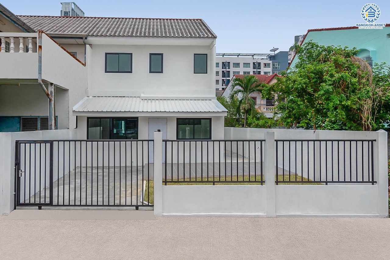 บ้านมือสองตกแต่งใหม่ บนทำเลดีที่สุด! หน้าโครงการติด MRT "สถานีไทรม้า" ม.ซื่อตรง พระนั่งเกล้า-ท่าอิฐ บ้านหลังใหญ่ราวกับได้บ้านเดี่ยว เนื้อที่ 49 ตร.ว. ฟังก์ชั่น 3 ห้องนอน 2 ห้องน้ำ 2 ที่จอดรถ ภายในโปร่ง กว้าง ทำเลใกล้เซ็นทรัลรัตนาธิเบศร์ และทางด่วนงามวงศ์วาน