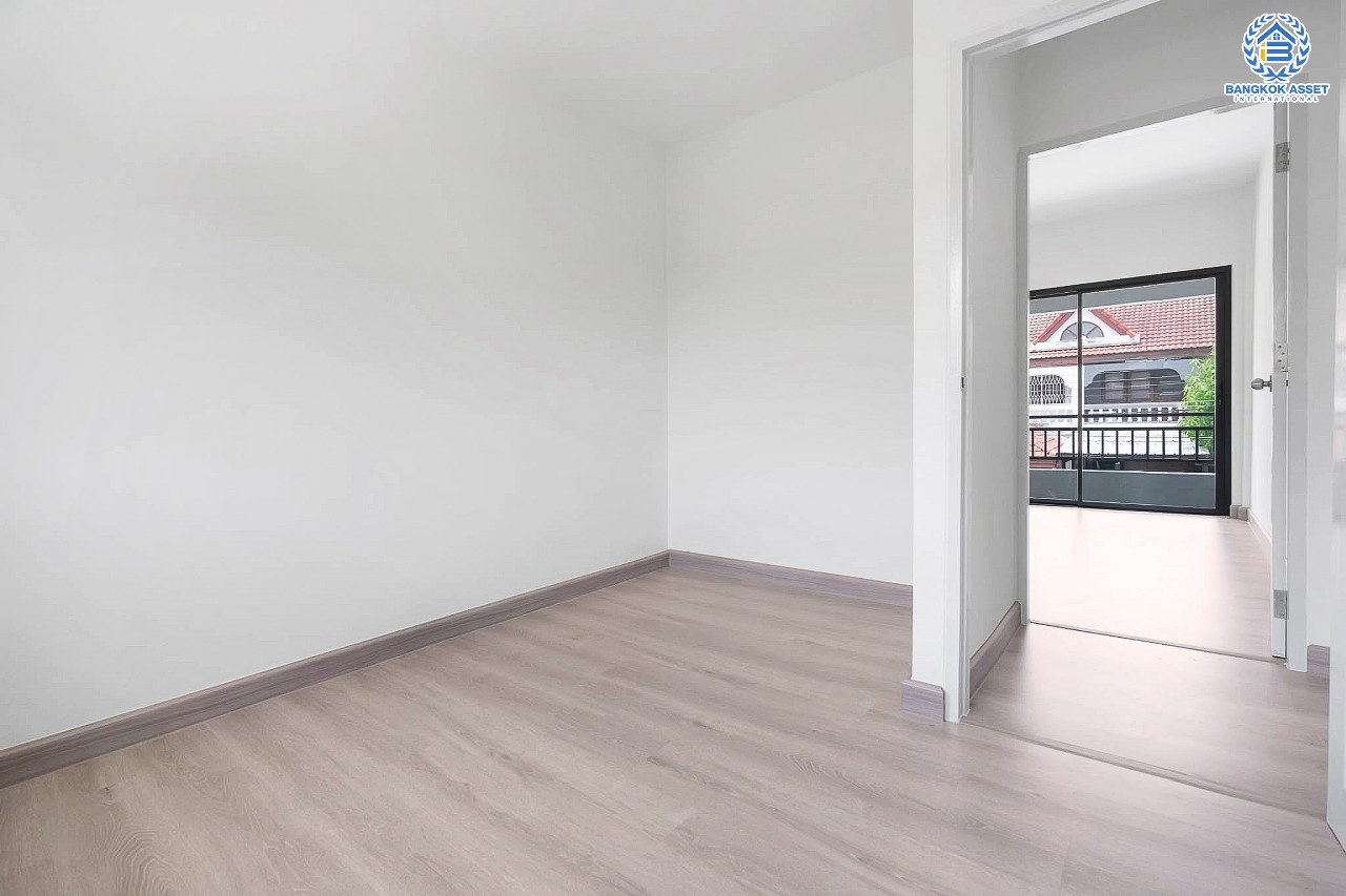 บ้านมือสองตกแต่งใหม่ บนทำเลดีที่สุด! หน้าโครงการติด MRT "สถานีไทรม้า" ม.ซื่อตรง พระนั่งเกล้า-ท่าอิฐ บ้านหลังใหญ่ราวกับได้บ้านเดี่ยว เนื้อที่ 49 ตร.ว. ฟังก์ชั่น 3 ห้องนอน 2 ห้องน้ำ 2 ที่จอดรถ ภายในโปร่ง กว้าง ทำเลใกล้เซ็นทรัลรัตนาธิเบศร์ และทางด่วนงามวงศ์วาน