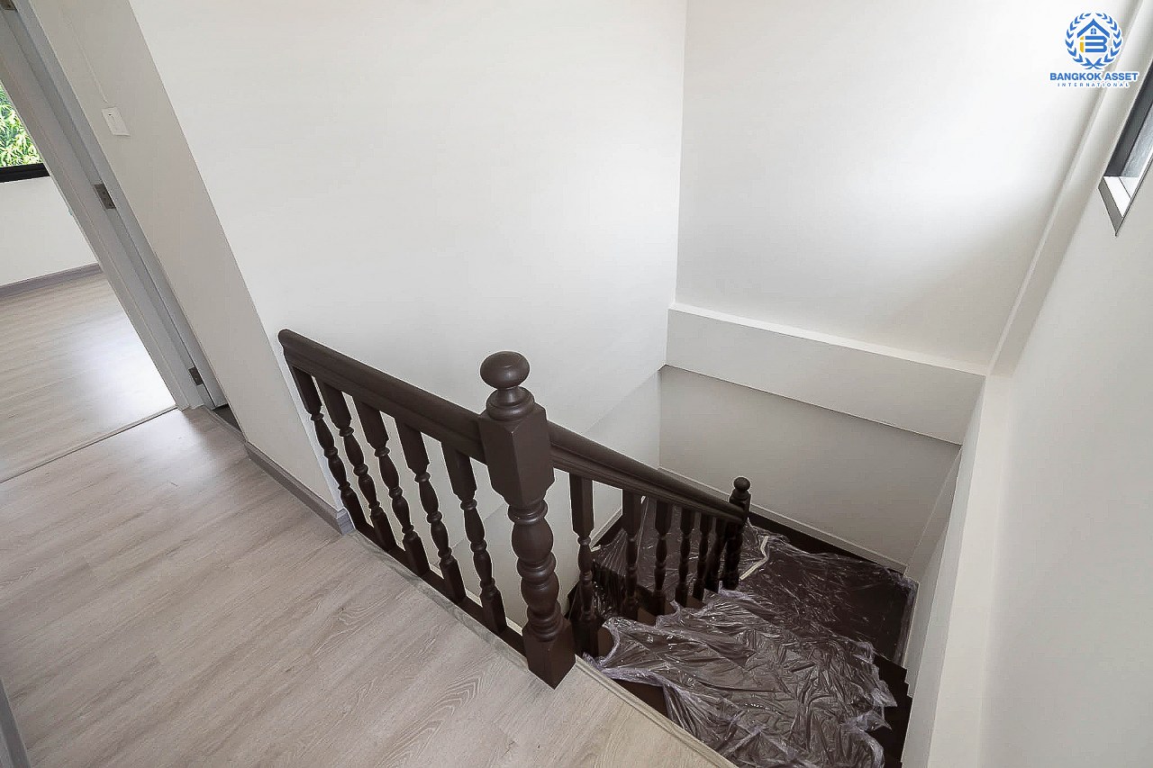 บ้านมือสองตกแต่งใหม่ บนทำเลดีที่สุด! หน้าโครงการติด MRT "สถานีไทรม้า" ม.ซื่อตรง พระนั่งเกล้า-ท่าอิฐ บ้านหลังใหญ่ราวกับได้บ้านเดี่ยว เนื้อที่ 49 ตร.ว. ฟังก์ชั่น 3 ห้องนอน 2 ห้องน้ำ 2 ที่จอดรถ ภายในโปร่ง กว้าง ทำเลใกล้เซ็นทรัลรัตนาธิเบศร์ และทางด่วนงามวงศ์วาน