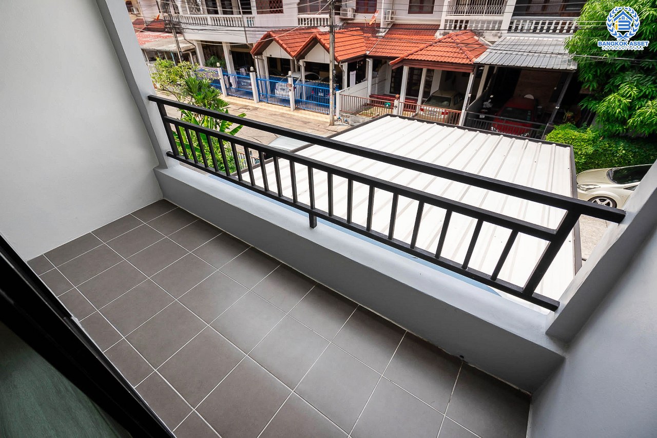 บ้านมือสองตกแต่งใหม่ บนทำเลดีที่สุด! หน้าโครงการติด MRT "สถานีไทรม้า" ม.ซื่อตรง พระนั่งเกล้า-ท่าอิฐ บ้านหลังใหญ่ราวกับได้บ้านเดี่ยว เนื้อที่ 49 ตร.ว. ฟังก์ชั่น 3 ห้องนอน 2 ห้องน้ำ 2 ที่จอดรถ ภายในโปร่ง กว้าง ทำเลใกล้เซ็นทรัลรัตนาธิเบศร์ และทางด่วนงามวงศ์วาน