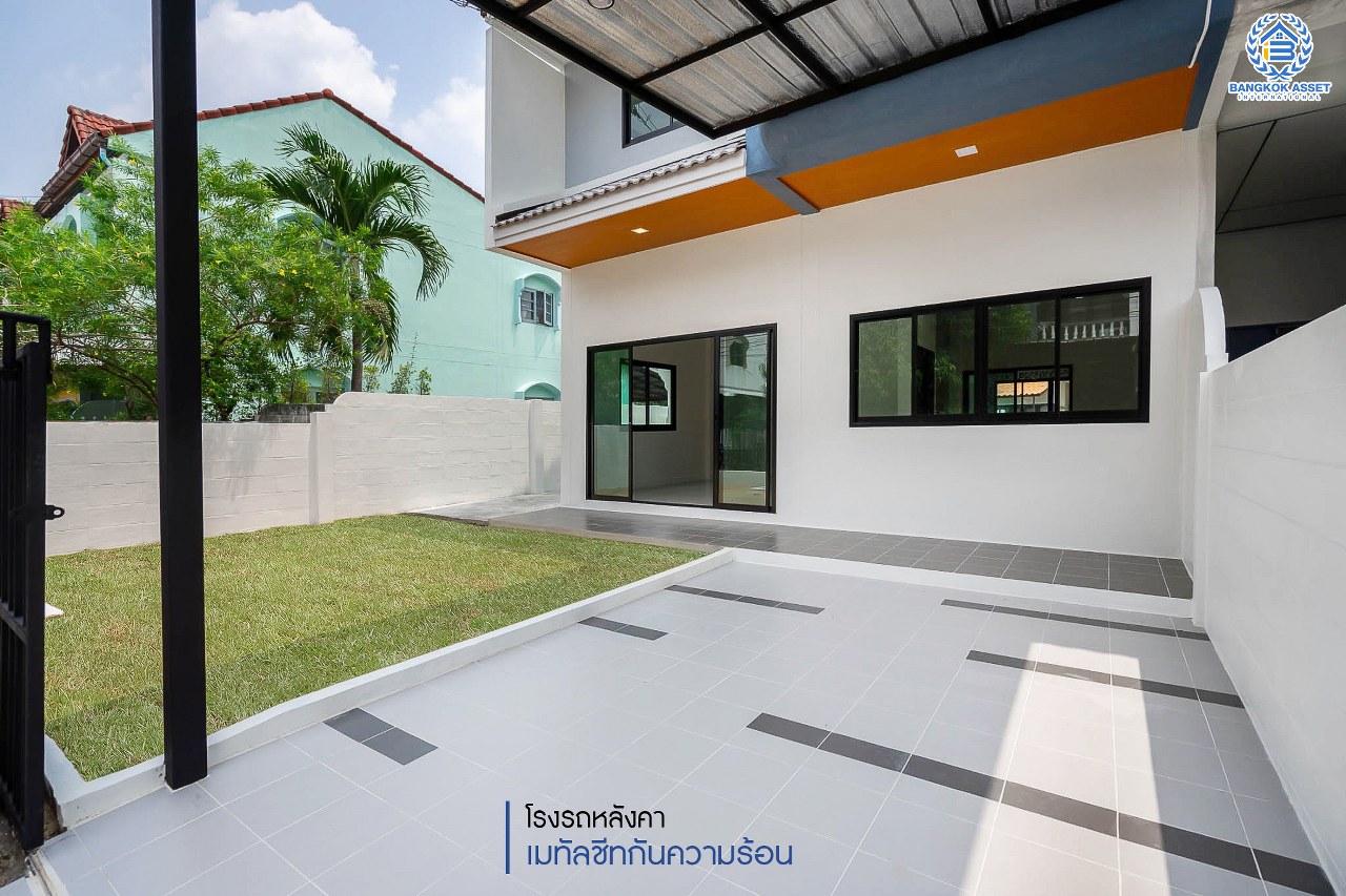 บ้านมือสองตกแต่งใหม่ บนทำเลดีที่สุด! หน้าโครงการติด MRT "สถานีไทรม้า" ม.ซื่อตรง พระนั่งเกล้า-ท่าอิฐ บ้านหลังใหญ่ราวกับได้บ้านเดี่ยว เนื้อที่ 49 ตร.ว. ฟังก์ชั่น 3 ห้องนอน 2 ห้องน้ำ 2 ที่จอดรถ ภายในโปร่ง กว้าง ทำเลใกล้เซ็นทรัลรัตนาธิเบศร์ และทางด่วนงามวงศ์วาน