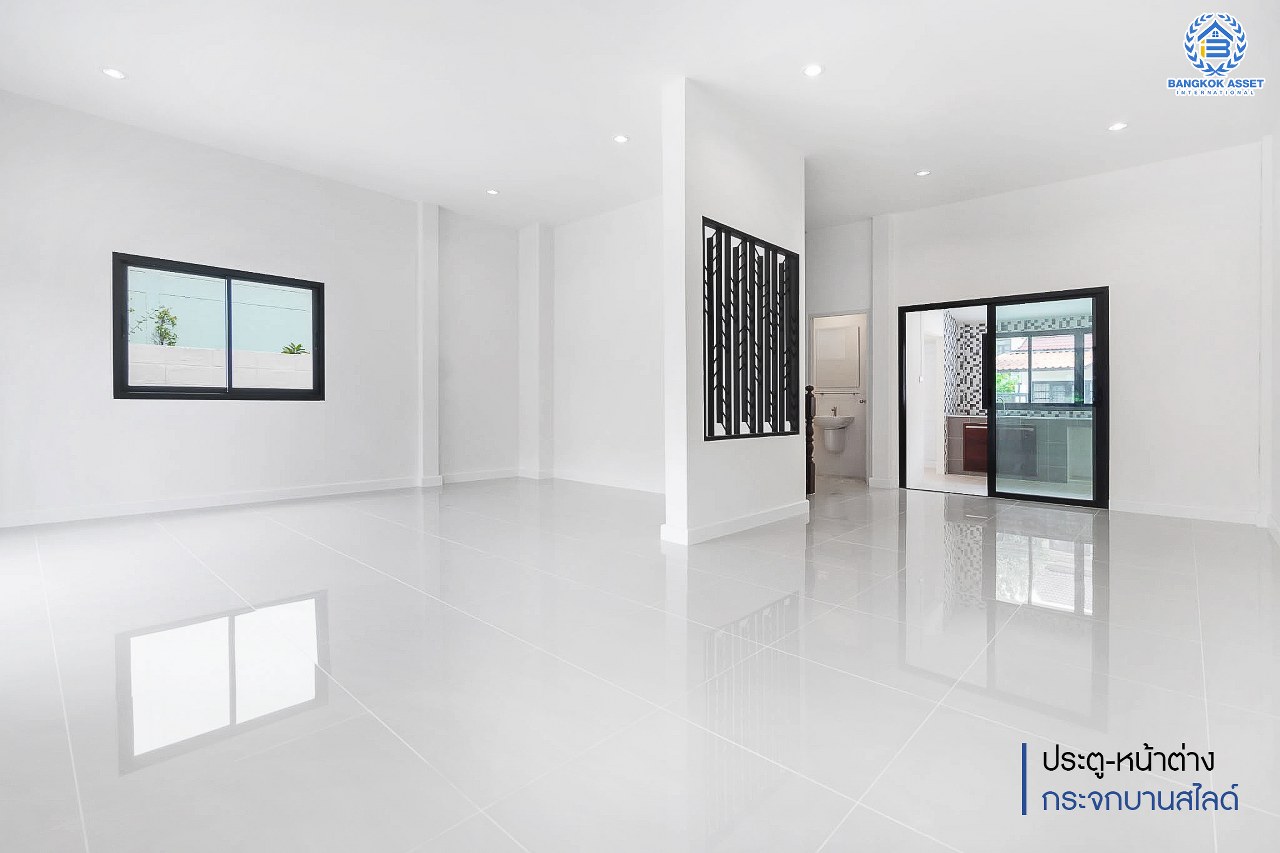 บ้านมือสองตกแต่งใหม่ บนทำเลดีที่สุด! หน้าโครงการติด MRT "สถานีไทรม้า" ม.ซื่อตรง พระนั่งเกล้า-ท่าอิฐ บ้านหลังใหญ่ราวกับได้บ้านเดี่ยว เนื้อที่ 49 ตร.ว. ฟังก์ชั่น 3 ห้องนอน 2 ห้องน้ำ 2 ที่จอดรถ ภายในโปร่ง กว้าง ทำเลใกล้เซ็นทรัลรัตนาธิเบศร์ และทางด่วนงามวงศ์วาน