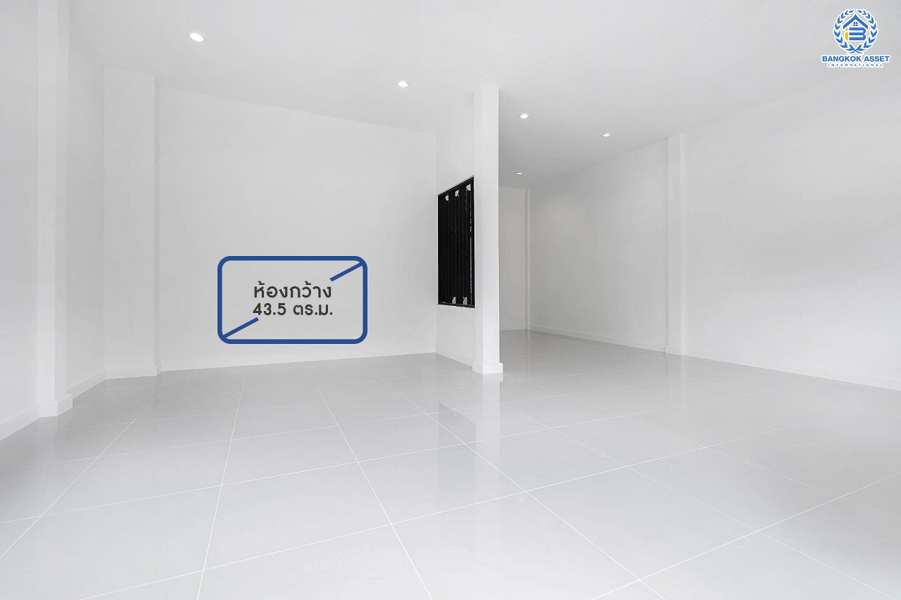 บ้านมือสองตกแต่งใหม่ บนทำเลดีที่สุด! หน้าโครงการติด MRT "สถานีไทรม้า" ม.ซื่อตรง พระนั่งเกล้า-ท่าอิฐ บ้านหลังใหญ่ราวกับได้บ้านเดี่ยว เนื้อที่ 49 ตร.ว. ฟังก์ชั่น 3 ห้องนอน 2 ห้องน้ำ 2 ที่จอดรถ ภายในโปร่ง กว้าง ทำเลใกล้เซ็นทรัลรัตนาธิเบศร์ และทางด่วนงามวงศ์วาน