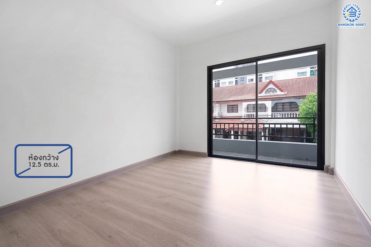 บ้านมือสองตกแต่งใหม่ บนทำเลดีที่สุด! หน้าโครงการติด MRT "สถานีไทรม้า" ม.ซื่อตรง พระนั่งเกล้า-ท่าอิฐ บ้านหลังใหญ่ราวกับได้บ้านเดี่ยว เนื้อที่ 49 ตร.ว. ฟังก์ชั่น 3 ห้องนอน 2 ห้องน้ำ 2 ที่จอดรถ ภายในโปร่ง กว้าง ทำเลใกล้เซ็นทรัลรัตนาธิเบศร์ และทางด่วนงามวงศ์วาน