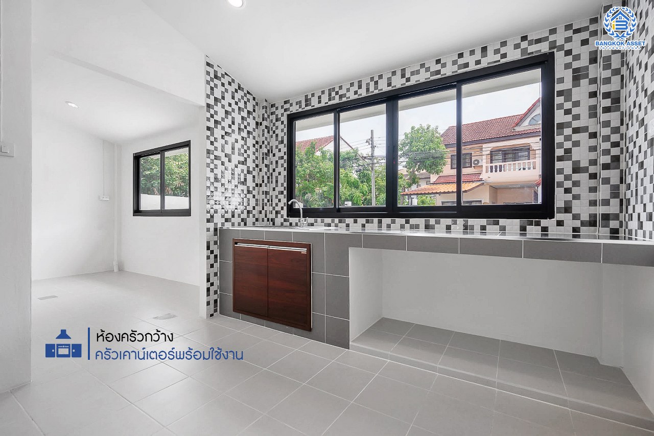 บ้านมือสองตกแต่งใหม่ บนทำเลดีที่สุด! หน้าโครงการติด MRT "สถานีไทรม้า" ม.ซื่อตรง พระนั่งเกล้า-ท่าอิฐ บ้านหลังใหญ่ราวกับได้บ้านเดี่ยว เนื้อที่ 49 ตร.ว. ฟังก์ชั่น 3 ห้องนอน 2 ห้องน้ำ 2 ที่จอดรถ ภายในโปร่ง กว้าง ทำเลใกล้เซ็นทรัลรัตนาธิเบศร์ และทางด่วนงามวงศ์วาน