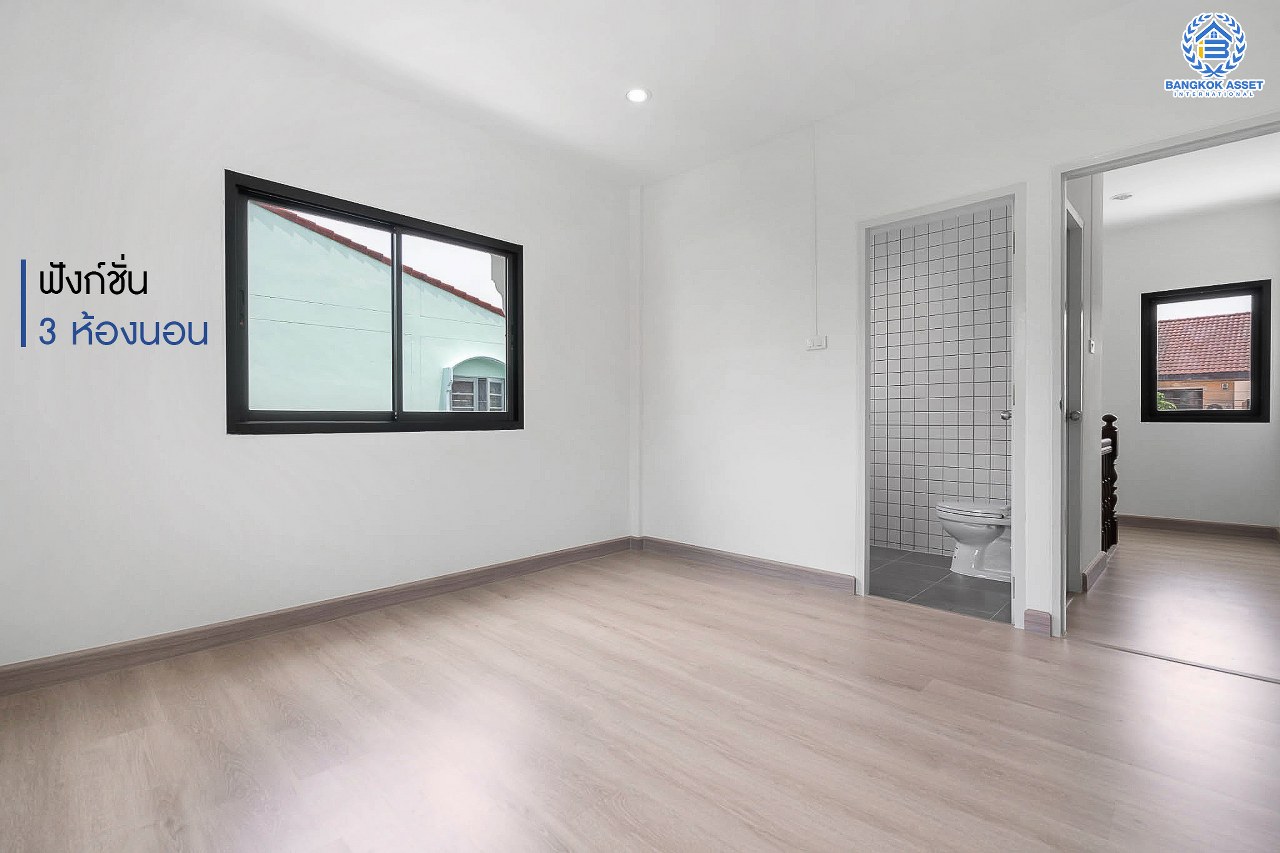 บ้านมือสองตกแต่งใหม่ บนทำเลดีที่สุด! หน้าโครงการติด MRT "สถานีไทรม้า" ม.ซื่อตรง พระนั่งเกล้า-ท่าอิฐ บ้านหลังใหญ่ราวกับได้บ้านเดี่ยว เนื้อที่ 49 ตร.ว. ฟังก์ชั่น 3 ห้องนอน 2 ห้องน้ำ 2 ที่จอดรถ ภายในโปร่ง กว้าง ทำเลใกล้เซ็นทรัลรัตนาธิเบศร์ และทางด่วนงามวงศ์วาน