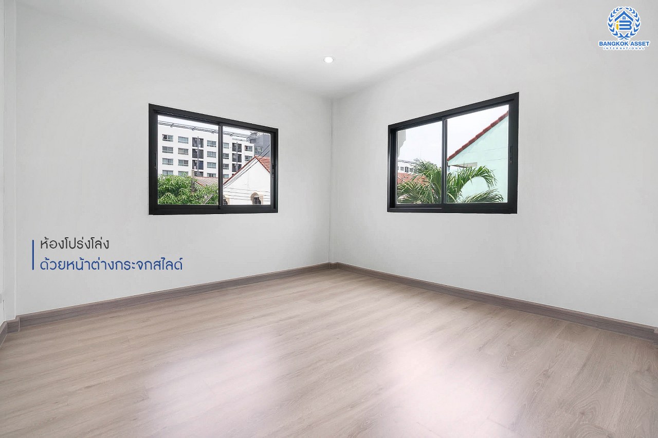 บ้านมือสองตกแต่งใหม่ บนทำเลดีที่สุด! หน้าโครงการติด MRT "สถานีไทรม้า" ม.ซื่อตรง พระนั่งเกล้า-ท่าอิฐ บ้านหลังใหญ่ราวกับได้บ้านเดี่ยว เนื้อที่ 49 ตร.ว. ฟังก์ชั่น 3 ห้องนอน 2 ห้องน้ำ 2 ที่จอดรถ ภายในโปร่ง กว้าง ทำเลใกล้เซ็นทรัลรัตนาธิเบศร์ และทางด่วนงามวงศ์วาน