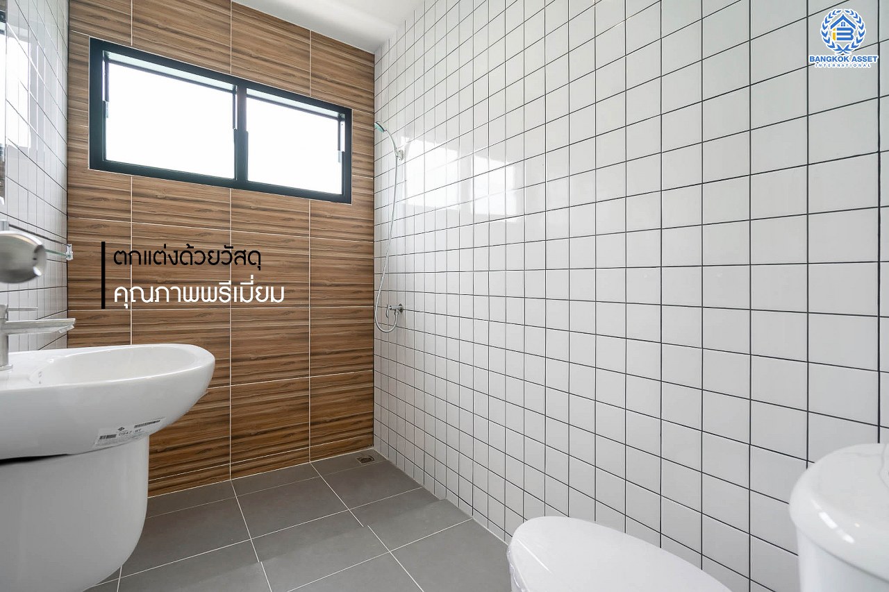 บ้านมือสองตกแต่งใหม่ บนทำเลดีที่สุด! หน้าโครงการติด MRT "สถานีไทรม้า" ม.ซื่อตรง พระนั่งเกล้า-ท่าอิฐ บ้านหลังใหญ่ราวกับได้บ้านเดี่ยว เนื้อที่ 49 ตร.ว. ฟังก์ชั่น 3 ห้องนอน 2 ห้องน้ำ 2 ที่จอดรถ ภายในโปร่ง กว้าง ทำเลใกล้เซ็นทรัลรัตนาธิเบศร์ และทางด่วนงามวงศ์วาน