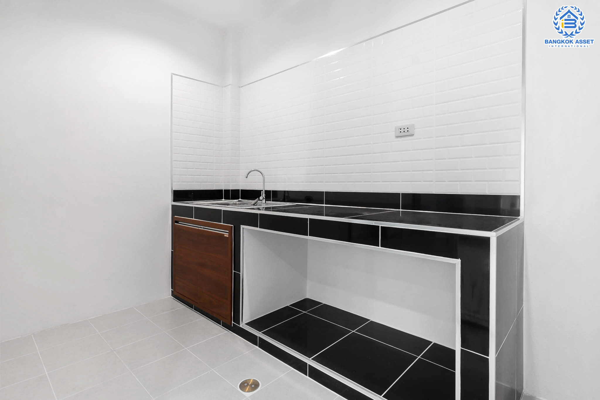 บ้านมือสองตกแต่งใหม่ ม.สรานนท์ ติวานนท์-แจ้งวัฒนะ แต่งครบพร้อมอยู่ เนื้อที่ 18 ตร.ว. ฟังก์ชั่น 4 ห้องนอน 3 ห้องน้ำ พร้อม Living Room กว้างขวางอยู่สบาย บนทำเลติดถนนติวานนท์ ใกล้เซ็นทรัลแจ้งวัฒนะ รองรับรถไฟฟ้าสายอนาคต (สีชมพู)...