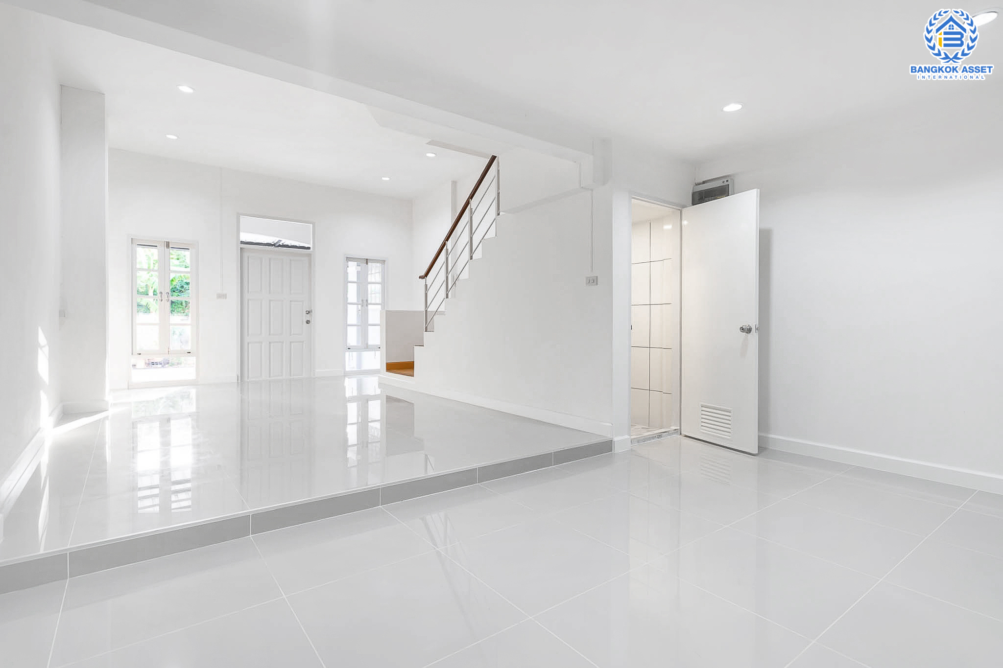 บ้านมือสองตกแต่งใหม่ ม.สรานนท์ ติวานนท์-แจ้งวัฒนะ แต่งครบพร้อมอยู่ เนื้อที่ 18 ตร.ว. ฟังก์ชั่น 4 ห้องนอน 3 ห้องน้ำ พร้อม Living Room กว้างขวางอยู่สบาย บนทำเลติดถนนติวานนท์ ใกล้เซ็นทรัลแจ้งวัฒนะ รองรับรถไฟฟ้าสายอนาคต (สีชมพู)...