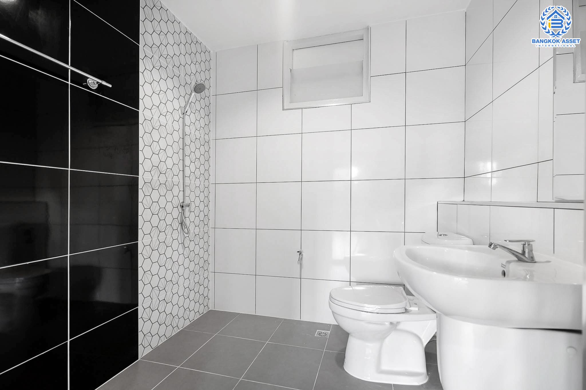 บ้านมือสองตกแต่งใหม่ ม.สรานนท์ ติวานนท์-แจ้งวัฒนะ แต่งครบพร้อมอยู่ เนื้อที่ 18 ตร.ว. ฟังก์ชั่น 4 ห้องนอน 3 ห้องน้ำ พร้อม Living Room กว้างขวางอยู่สบาย บนทำเลติดถนนติวานนท์ ใกล้เซ็นทรัลแจ้งวัฒนะ รองรับรถไฟฟ้าสายอนาคต (สีชมพู)...