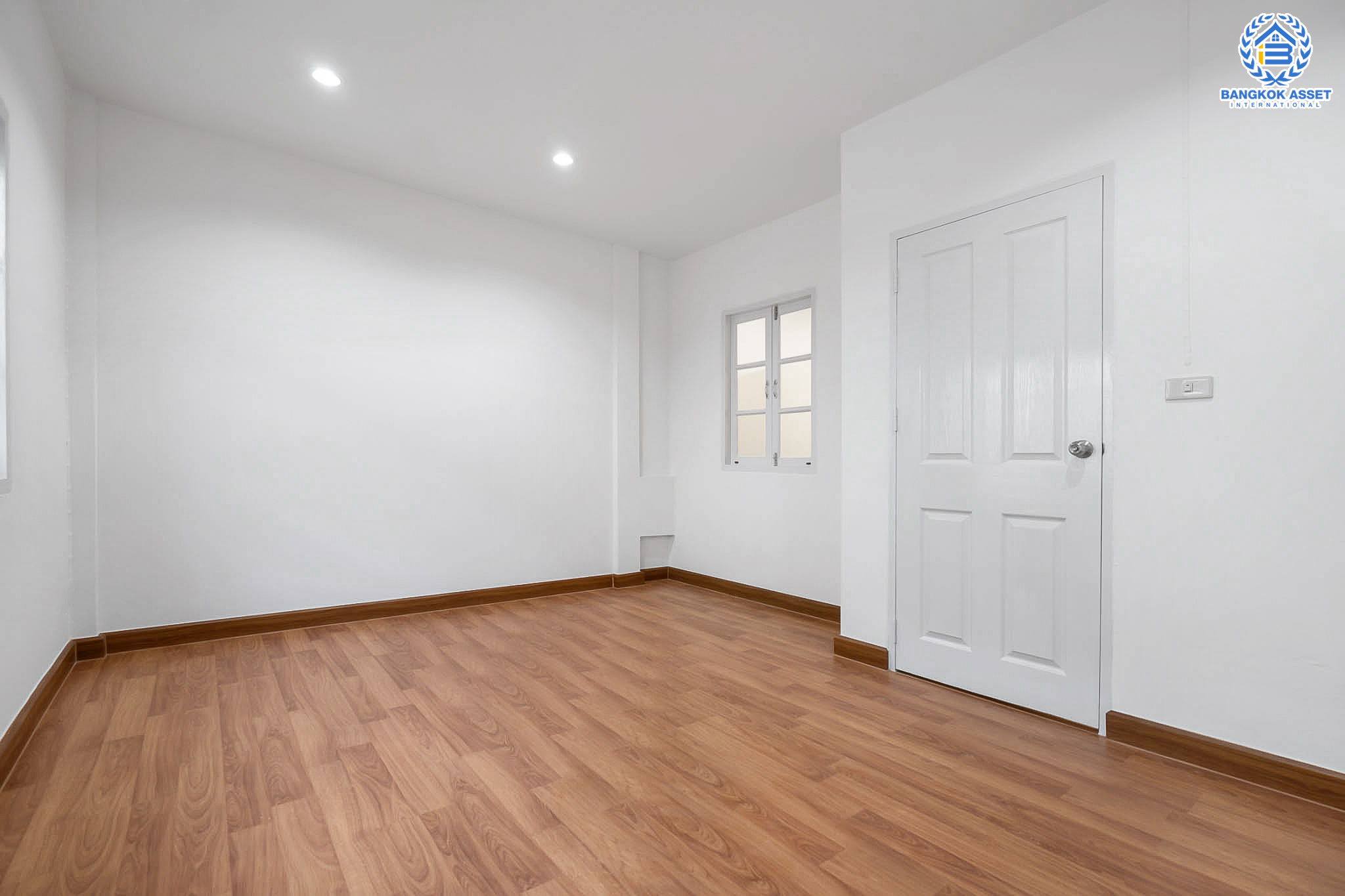 บ้านมือสองตกแต่งใหม่ ม.สรานนท์ ติวานนท์-แจ้งวัฒนะ แต่งครบพร้อมอยู่ เนื้อที่ 18 ตร.ว. ฟังก์ชั่น 4 ห้องนอน 3 ห้องน้ำ พร้อม Living Room กว้างขวางอยู่สบาย บนทำเลติดถนนติวานนท์ ใกล้เซ็นทรัลแจ้งวัฒนะ รองรับรถไฟฟ้าสายอนาคต (สีชมพู)...