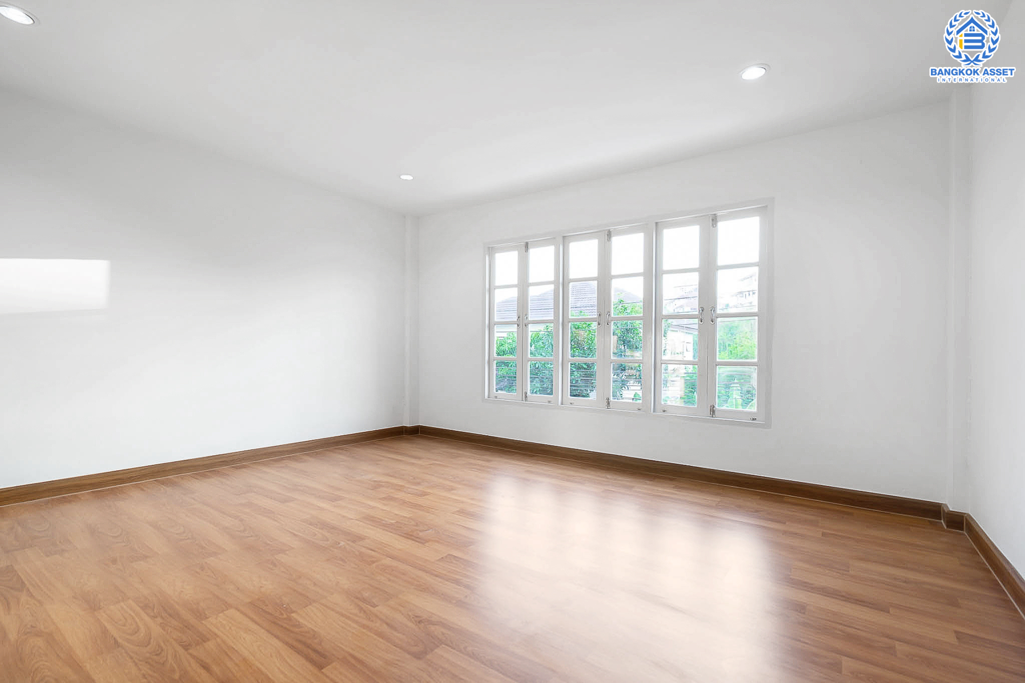 บ้านมือสองตกแต่งใหม่ ม.สรานนท์ ติวานนท์-แจ้งวัฒนะ แต่งครบพร้อมอยู่ เนื้อที่ 18 ตร.ว. ฟังก์ชั่น 4 ห้องนอน 3 ห้องน้ำ พร้อม Living Room กว้างขวางอยู่สบาย บนทำเลติดถนนติวานนท์ ใกล้เซ็นทรัลแจ้งวัฒนะ รองรับรถไฟฟ้าสายอนาคต (สีชมพู)...