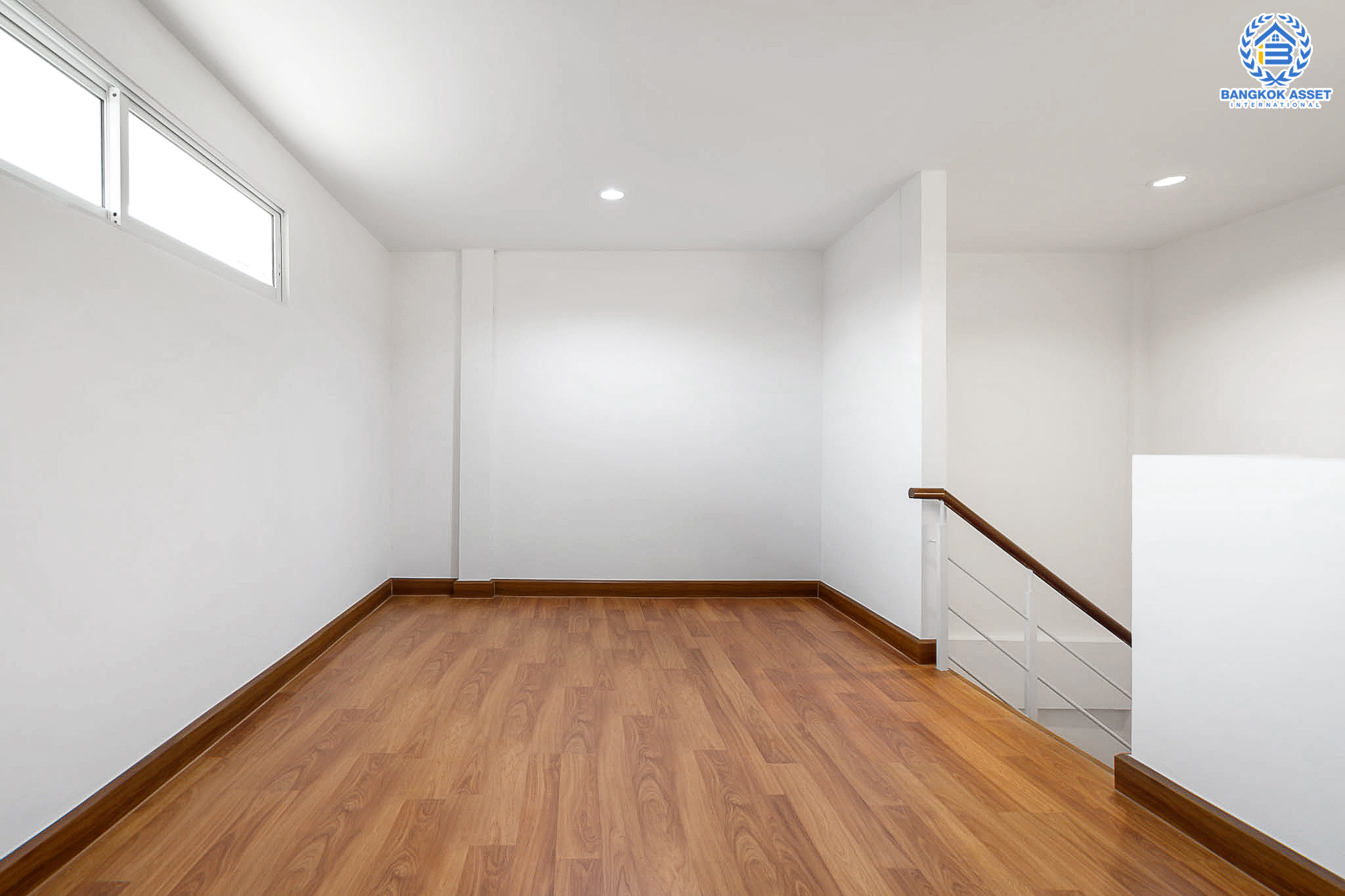 บ้านมือสองตกแต่งใหม่ ม.สรานนท์ ติวานนท์-แจ้งวัฒนะ แต่งครบพร้อมอยู่ เนื้อที่ 18 ตร.ว. ฟังก์ชั่น 4 ห้องนอน 3 ห้องน้ำ พร้อม Living Room กว้างขวางอยู่สบาย บนทำเลติดถนนติวานนท์ ใกล้เซ็นทรัลแจ้งวัฒนะ รองรับรถไฟฟ้าสายอนาคต (สีชมพู)...