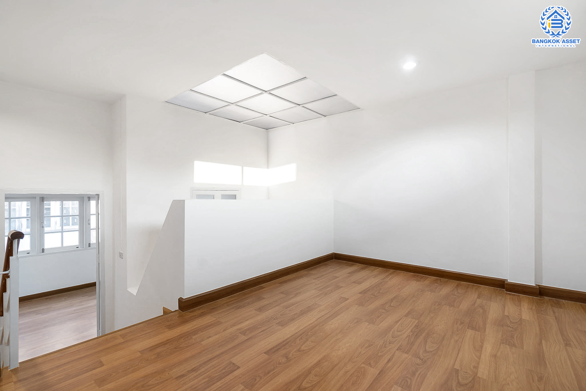 บ้านมือสองตกแต่งใหม่ ม.สรานนท์ ติวานนท์-แจ้งวัฒนะ แต่งครบพร้อมอยู่ เนื้อที่ 18 ตร.ว. ฟังก์ชั่น 4 ห้องนอน 3 ห้องน้ำ พร้อม Living Room กว้างขวางอยู่สบาย บนทำเลติดถนนติวานนท์ ใกล้เซ็นทรัลแจ้งวัฒนะ รองรับรถไฟฟ้าสายอนาคต (สีชมพู)...