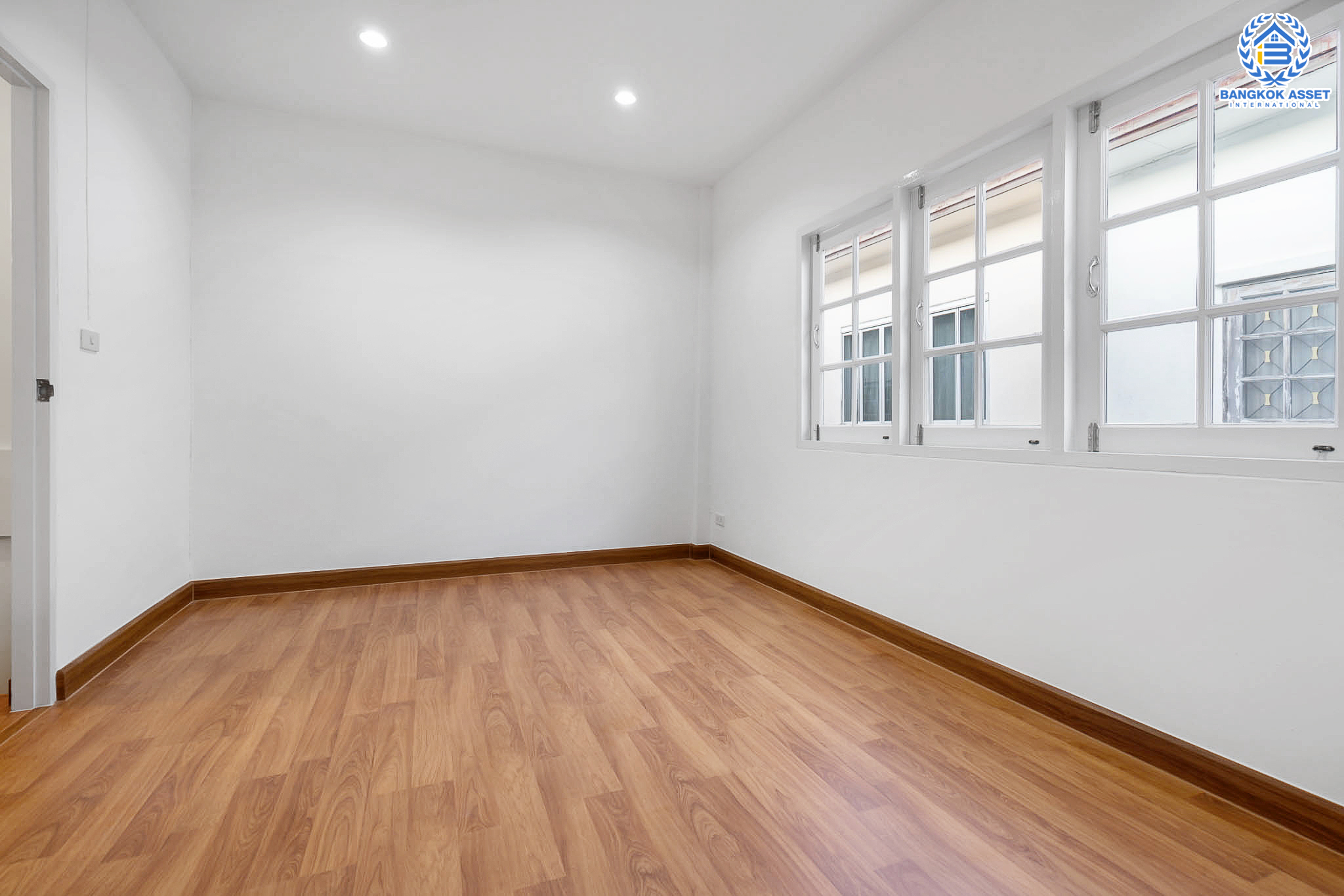 บ้านมือสองตกแต่งใหม่ ม.สรานนท์ ติวานนท์-แจ้งวัฒนะ แต่งครบพร้อมอยู่ เนื้อที่ 18 ตร.ว. ฟังก์ชั่น 4 ห้องนอน 3 ห้องน้ำ พร้อม Living Room กว้างขวางอยู่สบาย บนทำเลติดถนนติวานนท์ ใกล้เซ็นทรัลแจ้งวัฒนะ รองรับรถไฟฟ้าสายอนาคต (สีชมพู)...