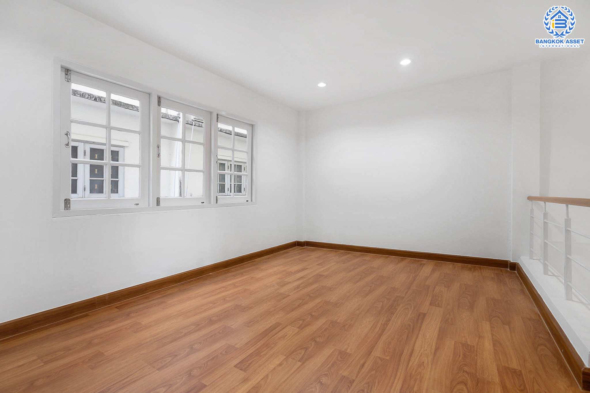 บ้านมือสองตกแต่งใหม่ ม.สรานนท์ ติวานนท์-แจ้งวัฒนะ แต่งครบพร้อมอยู่ เนื้อที่ 18 ตร.ว. ฟังก์ชั่น 4 ห้องนอน 3 ห้องน้ำ พร้อม Living Room กว้างขวางอยู่สบาย บนทำเลติดถนนติวานนท์ ใกล้เซ็นทรัลแจ้งวัฒนะ รองรับรถไฟฟ้าสายอนาคต (สีชมพู)...