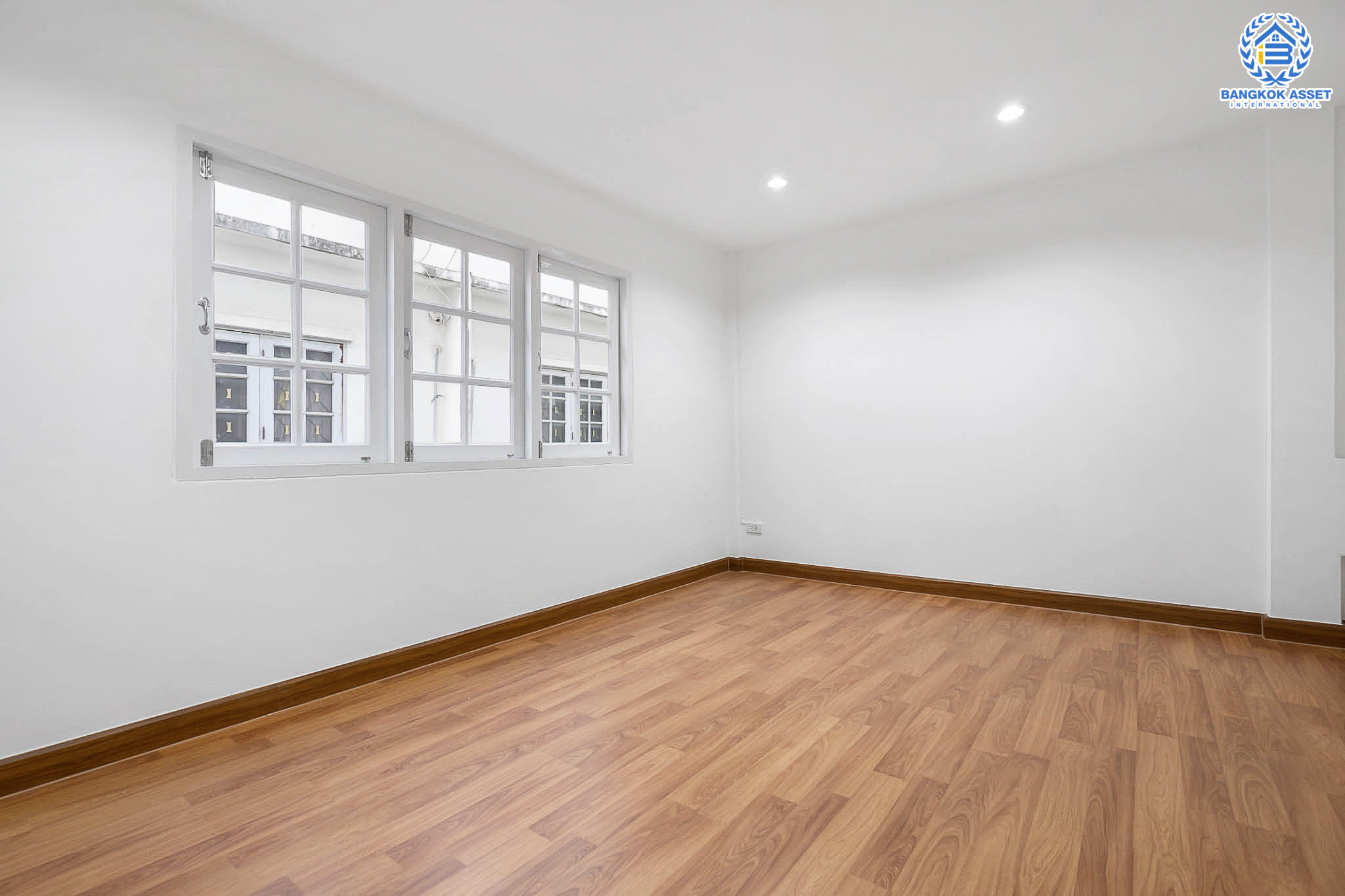 บ้านมือสองตกแต่งใหม่ ม.สรานนท์ ติวานนท์-แจ้งวัฒนะ แต่งครบพร้อมอยู่ เนื้อที่ 18 ตร.ว. ฟังก์ชั่น 4 ห้องนอน 3 ห้องน้ำ พร้อม Living Room กว้างขวางอยู่สบาย บนทำเลติดถนนติวานนท์ ใกล้เซ็นทรัลแจ้งวัฒนะ รองรับรถไฟฟ้าสายอนาคต (สีชมพู)...