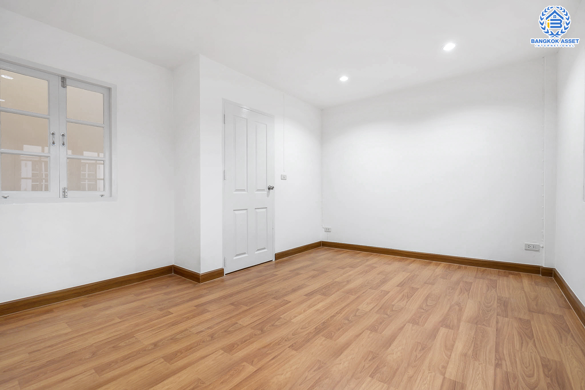 บ้านมือสองตกแต่งใหม่ ม.สรานนท์ ติวานนท์-แจ้งวัฒนะ แต่งครบพร้อมอยู่ เนื้อที่ 18 ตร.ว. ฟังก์ชั่น 4 ห้องนอน 3 ห้องน้ำ พร้อม Living Room กว้างขวางอยู่สบาย บนทำเลติดถนนติวานนท์ ใกล้เซ็นทรัลแจ้งวัฒนะ รองรับรถไฟฟ้าสายอนาคต (สีชมพู)...