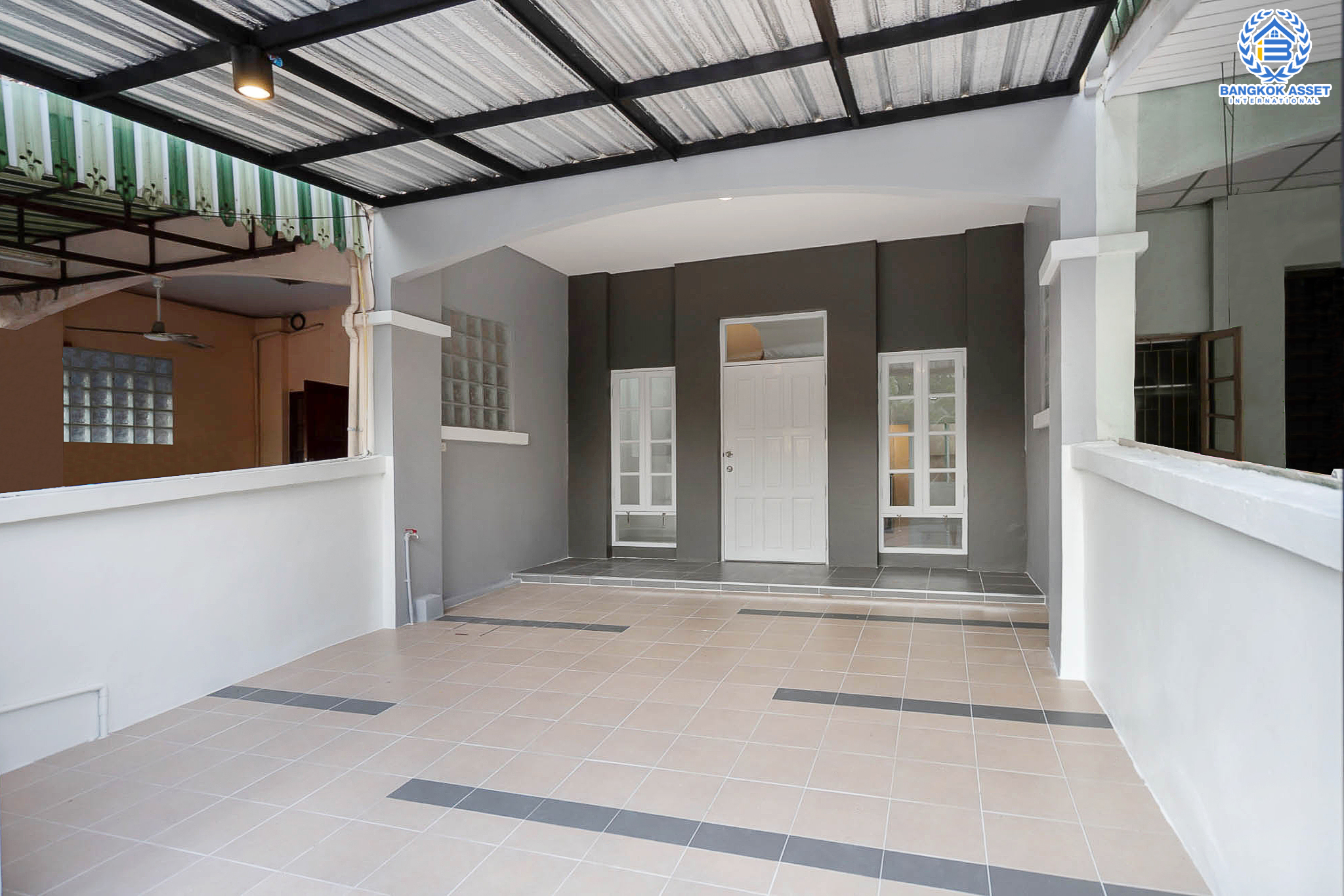 บ้านมือสองตกแต่งใหม่ ม.สรานนท์ ติวานนท์-แจ้งวัฒนะ แต่งครบพร้อมอยู่ เนื้อที่ 18 ตร.ว. ฟังก์ชั่น 4 ห้องนอน 3 ห้องน้ำ พร้อม Living Room กว้างขวางอยู่สบาย บนทำเลติดถนนติวานนท์ ใกล้เซ็นทรัลแจ้งวัฒนะ รองรับรถไฟฟ้าสายอนาคต (สีชมพู)...