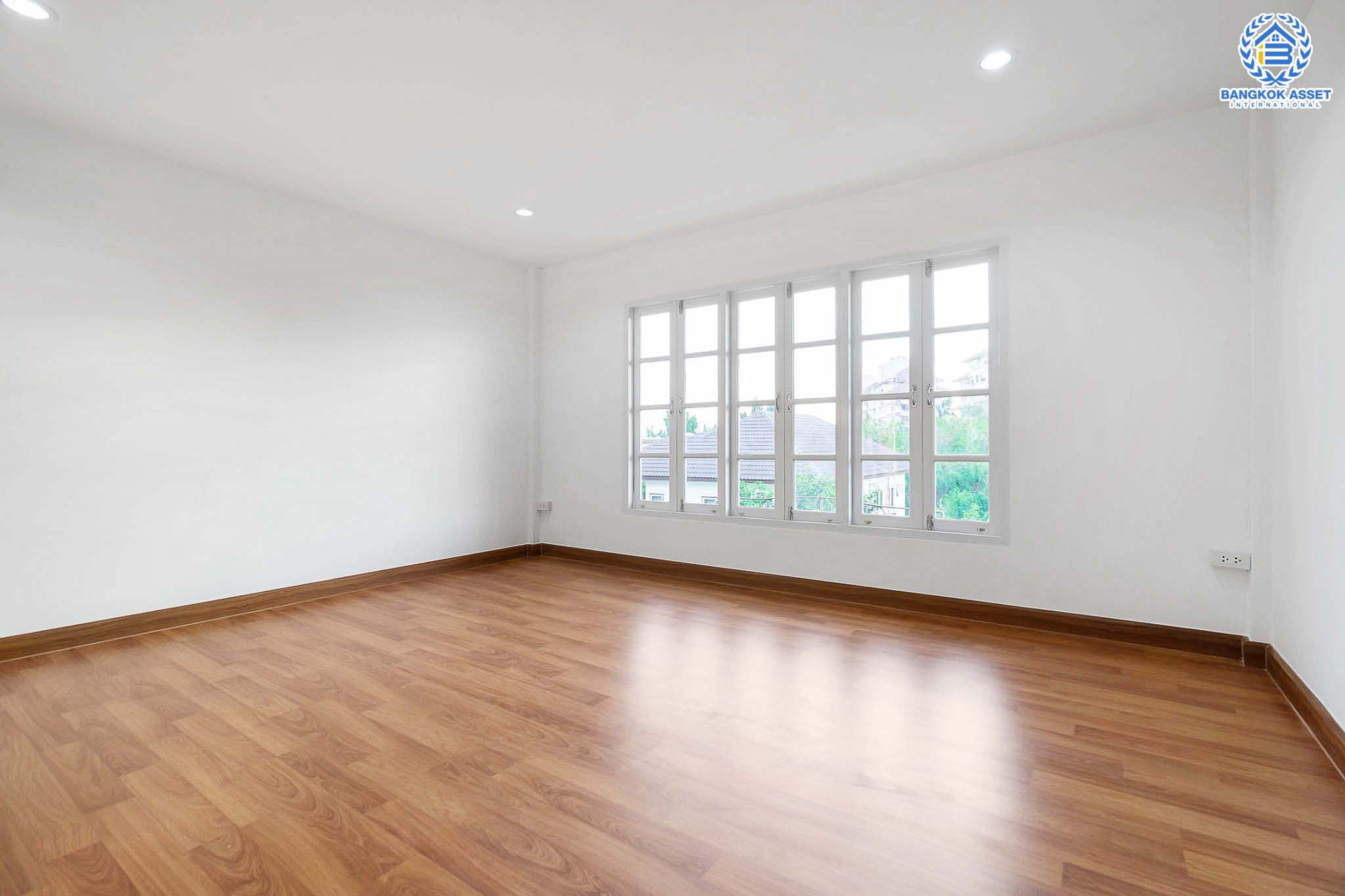 บ้านมือสองตกแต่งใหม่ ม.สรานนท์ ติวานนท์-แจ้งวัฒนะ แต่งครบพร้อมอยู่ เนื้อที่ 18 ตร.ว. ฟังก์ชั่น 4 ห้องนอน 3 ห้องน้ำ พร้อม Living Room กว้างขวางอยู่สบาย บนทำเลติดถนนติวานนท์ ใกล้เซ็นทรัลแจ้งวัฒนะ รองรับรถไฟฟ้าสายอนาคต (สีชมพู)...