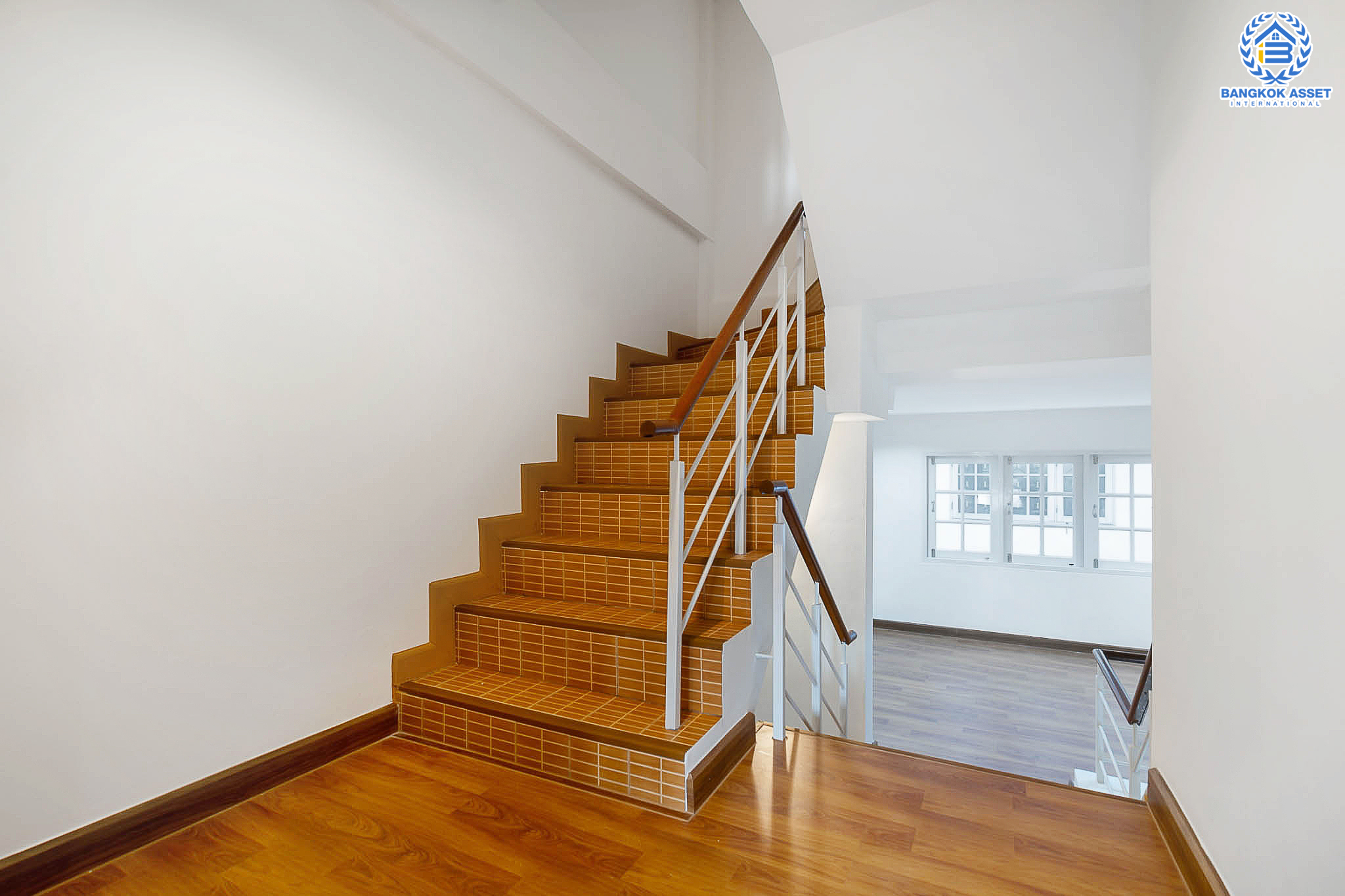 บ้านมือสองตกแต่งใหม่ ม.สรานนท์ ติวานนท์-แจ้งวัฒนะ แต่งครบพร้อมอยู่ เนื้อที่ 18 ตร.ว. ฟังก์ชั่น 4 ห้องนอน 3 ห้องน้ำ พร้อม Living Room กว้างขวางอยู่สบาย บนทำเลติดถนนติวานนท์ ใกล้เซ็นทรัลแจ้งวัฒนะ รองรับรถไฟฟ้าสายอนาคต (สีชมพู)...