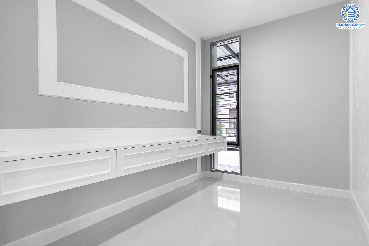 บ้านมือสองตกแต่งใหม่ หลังใหญ่ ห้องมุม! ม.เพอร์เฟคเพลส แจ้งวัฒนะ เนื้อที่ 76.7 ตร.ว. ฟังก์ชั่น 3 ห้องนอน 5 ห้องน้ำ (ห้องนอนมีห้องน้ำในตัวทุกห้อง) พร้อมห้องแม่บ้าน ตกแต่งหรูหรา Built-in Furniture ทั้งหลัง มี Living Room รองรับทุกกิจกรรมความสุข บนทำเลศักยภาพ ใกล้เซ็นทรัลแจ้งวัฒนะ รถไฟฟ้า และเชื่อมสู่แจ้งวัฒนะและทางด่วน เพียง 5 นาที...