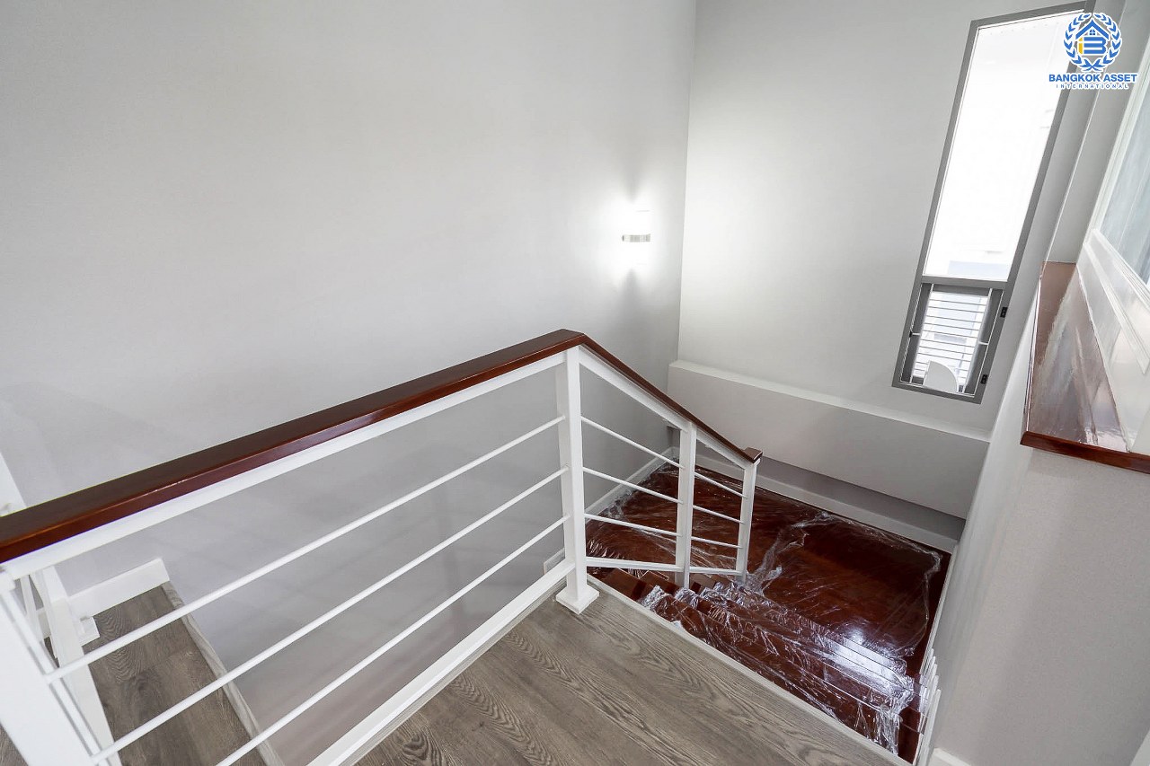 บ้านมือสองตกแต่งใหม่ หลังใหญ่ ห้องมุม! ม.เพอร์เฟคเพลส แจ้งวัฒนะ เนื้อที่ 76.7 ตร.ว. ฟังก์ชั่น 3 ห้องนอน 5 ห้องน้ำ (ห้องนอนมีห้องน้ำในตัวทุกห้อง) พร้อมห้องแม่บ้าน ตกแต่งหรูหรา Built-in Furniture ทั้งหลัง มี Living Room รองรับทุกกิจกรรมความสุข บนทำเลศักยภาพ ใกล้เซ็นทรัลแจ้งวัฒนะ รถไฟฟ้า และเชื่อมสู่แจ้งวัฒนะและทางด่วน เพียง 5 นาที...