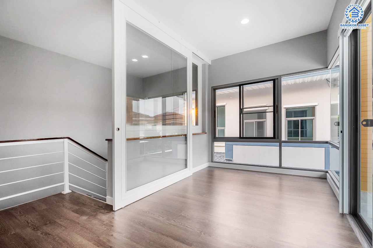 บ้านมือสองตกแต่งใหม่ หลังใหญ่ ห้องมุม! ม.เพอร์เฟคเพลส แจ้งวัฒนะ เนื้อที่ 76.7 ตร.ว. ฟังก์ชั่น 3 ห้องนอน 5 ห้องน้ำ (ห้องนอนมีห้องน้ำในตัวทุกห้อง) พร้อมห้องแม่บ้าน ตกแต่งหรูหรา Built-in Furniture ทั้งหลัง มี Living Room รองรับทุกกิจกรรมความสุข บนทำเลศักยภาพ ใกล้เซ็นทรัลแจ้งวัฒนะ รถไฟฟ้า และเชื่อมสู่แจ้งวัฒนะและทางด่วน เพียง 5 นาที...