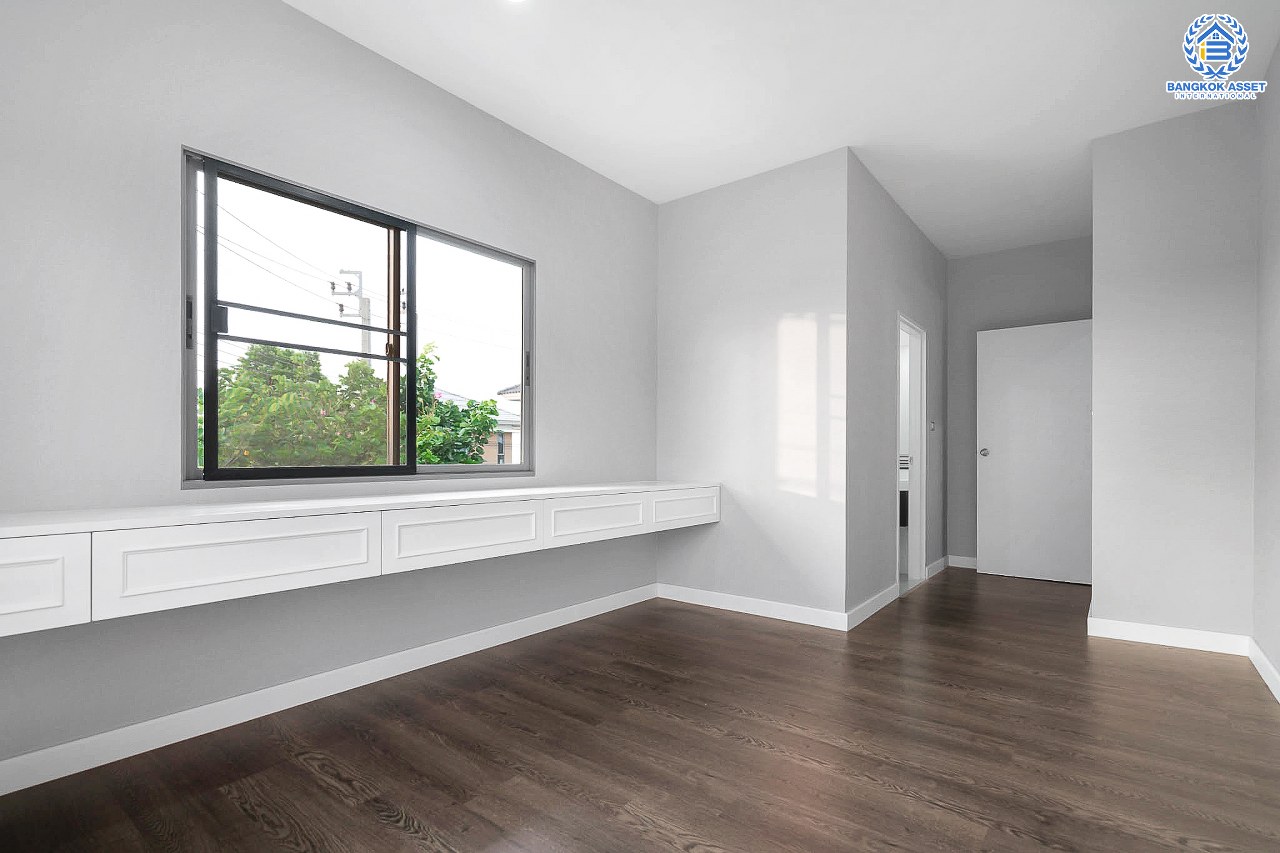 บ้านมือสองตกแต่งใหม่ หลังใหญ่ ห้องมุม! ม.เพอร์เฟคเพลส แจ้งวัฒนะ เนื้อที่ 76.7 ตร.ว. ฟังก์ชั่น 3 ห้องนอน 5 ห้องน้ำ (ห้องนอนมีห้องน้ำในตัวทุกห้อง) พร้อมห้องแม่บ้าน ตกแต่งหรูหรา Built-in Furniture ทั้งหลัง มี Living Room รองรับทุกกิจกรรมความสุข บนทำเลศักยภาพ ใกล้เซ็นทรัลแจ้งวัฒนะ รถไฟฟ้า และเชื่อมสู่แจ้งวัฒนะและทางด่วน เพียง 5 นาที...