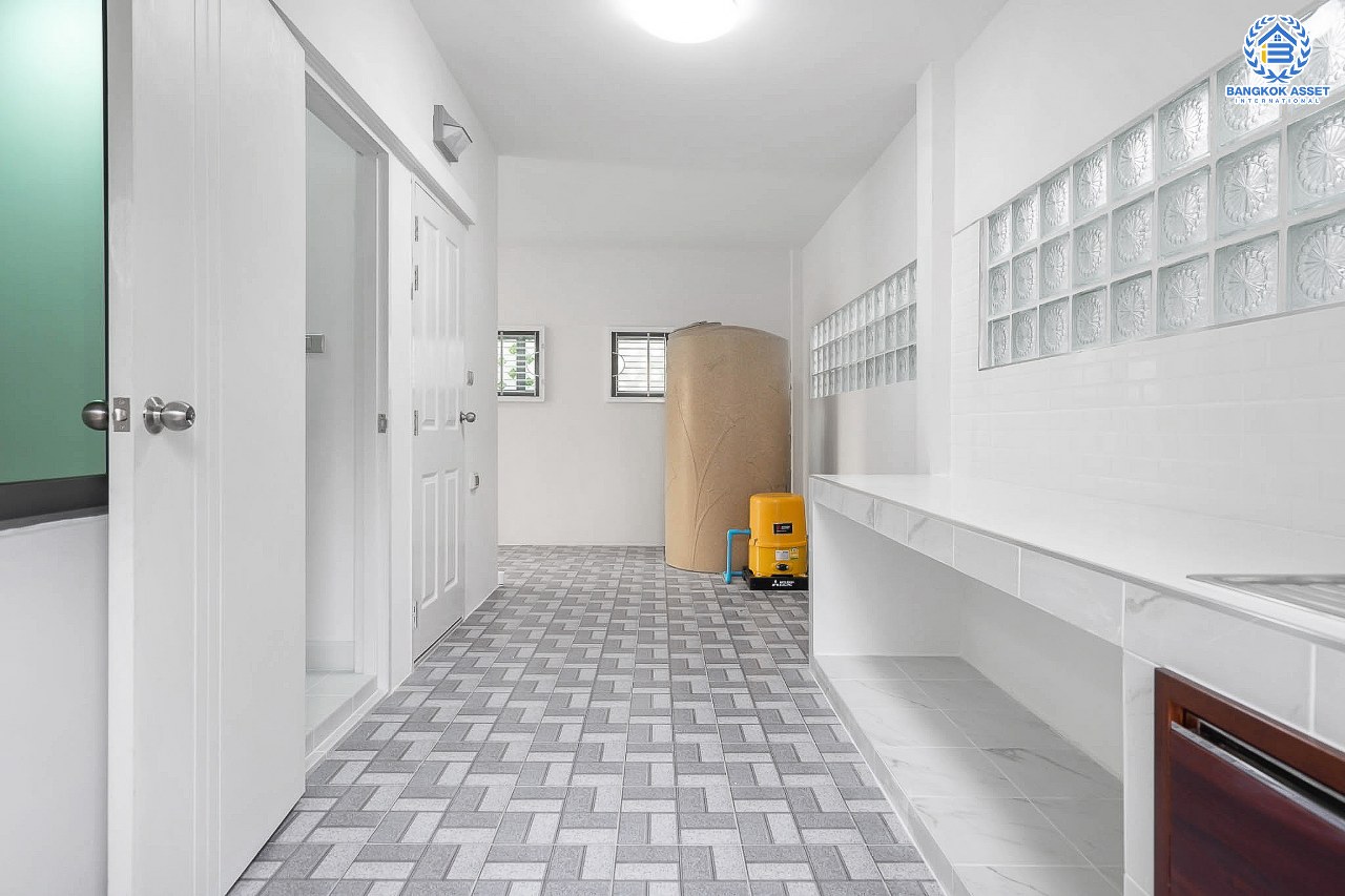 บ้านมือสองตกแต่งใหม่ หลังใหญ่ ห้องมุม! ม.เพอร์เฟคเพลส แจ้งวัฒนะ เนื้อที่ 76.7 ตร.ว. ฟังก์ชั่น 3 ห้องนอน 5 ห้องน้ำ (ห้องนอนมีห้องน้ำในตัวทุกห้อง) พร้อมห้องแม่บ้าน ตกแต่งหรูหรา Built-in Furniture ทั้งหลัง มี Living Room รองรับทุกกิจกรรมความสุข บนทำเลศักยภาพ ใกล้เซ็นทรัลแจ้งวัฒนะ รถไฟฟ้า และเชื่อมสู่แจ้งวัฒนะและทางด่วน เพียง 5 นาที...